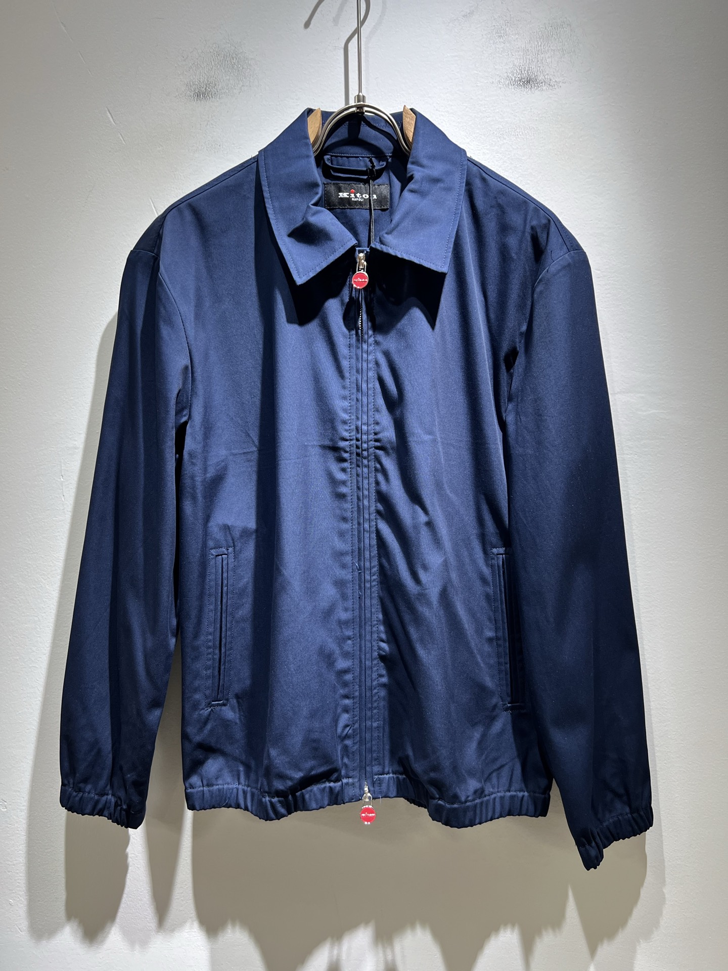 NO:523292,Kiton 2025 autumn and winter new men's casual jacket, using imported exclusive canvas fabric!  !  Simple LOGO logo hardware design!  Representing the brand image. Simple and comfortable styles, uniform and full lines, exquisite and delicate, high-end and luxurious on the upper body. Simple styles are more diverse in style. Fashionable tailoring, simple plain men's short-sleeved short-sleeved T-shirts, T-shirts that every man should buy. Size S-2XL, Jackets & coats, T-shirt, tees, t-shirt, alexander wang19860909Kiton 2025秋冬新款男士休闲夹克,采用进口专属帆布面料！！简单LOGO标识五金设计！代表品牌形象 简洁舒适的款式,线条感粗细均匀饱满,精致细腻,上身高端又奢华.简约的款式穿搭起来更加的多样化.剪裁时尚版型,简约式素色男士短袖短袖T恤,每一个男士都应该入手的T恤.尺码S-2XL,,jackets & coats,T-shirt,tees，t-shirt,alexander wang,Men's clothing