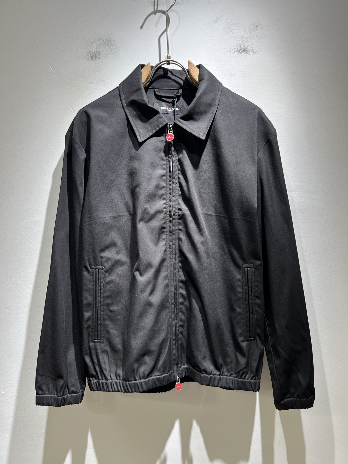 NO:509982,Kiton 2025 autumn and winter new men's casual jacket, using imported exclusive canvas fabric!  !  Simple LOGO logo hardware design!  Representing the brand image. Simple and comfortable styles, uniform and full lines, exquisite and delicate, high-end and luxurious on the upper body. Simple styles are more diverse in style. Fashionable tailoring, simple plain men's short-sleeved short-sleeved T-shirts, T-shirts that every man should buy. Size S-2XL, Jackets & coats, T-shirt, tees, t-shirt, alexander wang19860909Kiton 2025秋冬新款男士休闲夹克,采用进口专属帆布面料！！简单LOGO标识五金设计！代表品牌形象 简洁舒适的款式,线条感粗细均匀饱满,精致细腻,上身高端又奢华.简约的款式穿搭起来更加的多样化.剪裁时尚版型,简约式素色男士短袖短袖T恤,每一个男士都应该入手的T恤.尺码S-2XL,,jackets & coats,T-shirt,tees，t-shirt,alexander wang,Men's clothing