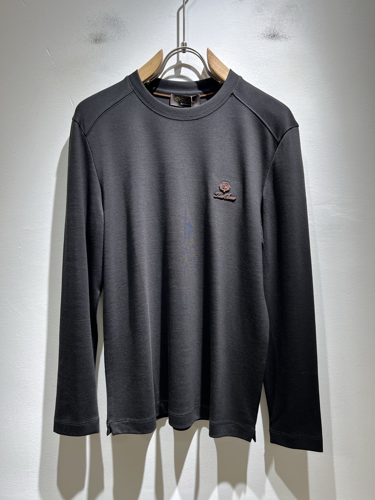 NO:509978,Loro Piana Nuoyou Pianya The latest trade order short-sleeved T-shirt for men in 2025 autumn and winter, full quality!  !  Internet celebrity style!  Use logo pattern to press glue design!  The upper body is comfortable and breathable, not stiff, and the overall three-dimensional feeling is rich, with quality export orders, customized exclusive fabric tailoring to meet the simple needs of commuters for dressing. The upper body is very effective, it looks slim and not picky about the figure. The fabric workmanship... Improper, good craftsmanship can make you look good and tasteful, a must-have item for everyone!  Size M-3XL, loro piana, T-shirt,tees, t-shirt,alexander wang19860909Loro Piana诺悠翩雅 2025秋冬男士最新的贸易订单短袖T恤,全品相！！网红款！采用logo图案压胶设计！上身舒适透气,不僵硬,整体有着丰富的立体感,品质出口订单,定制专属面料剪裁,满足通勤人们对于着装的简约需求,上身效果很好,显瘦,不挑剔身材.面料做工....无可挑剔,好工艺好面料才能穿出好品味一款,人手必备单品！尺码M-3XL,,loro piana,T-shirt,tees，t-shirt,alexander wang,Men's clothing