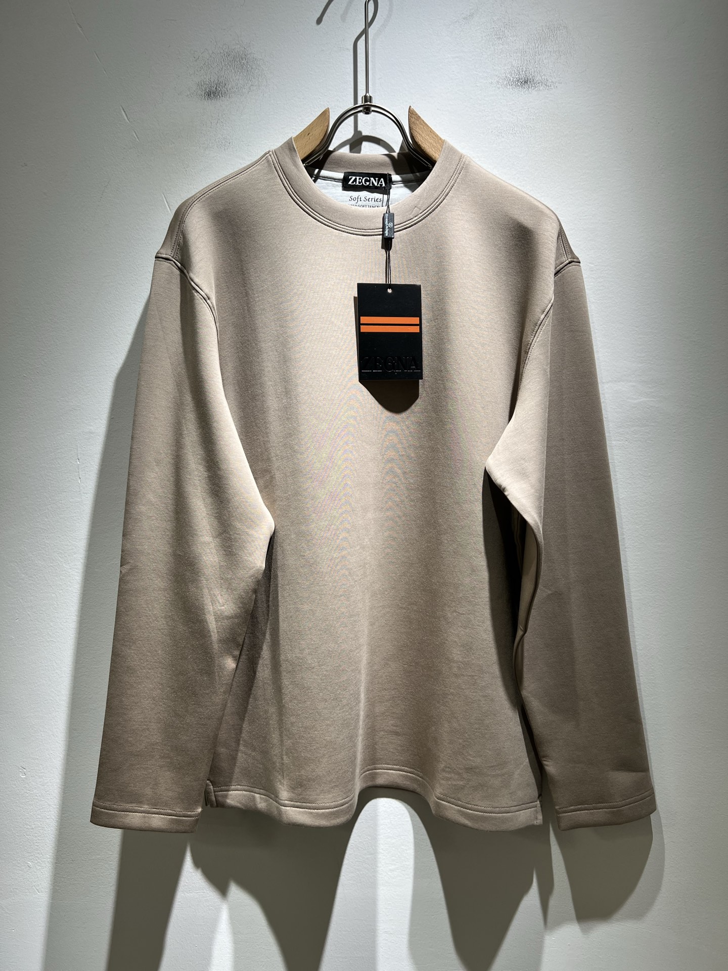 NO:509980,Ermenegildo Zeg*aJia 2025 autumn and winter new products for men's long-sleeved casual base shirt, foreign trade company order!  It is one of the classic exclusive fabrics of Zenia!  Customized original cotton fabric!  Back web pressing logo design!  The texture is warm, the touch is soft and delicate, but the shape is straight and stylish!  Details, extreme luxury... Perfect interpretation of high-quality quality. Size M-3XL, zegna, alexander wang19860909Ermenegildo Zeg*a杰*亚 2025秋冬新品男士长袖休闲打底衫,外贸公司订单！是杰尼亚经典的专有织物之一！ 定制原版纯棉面料！后幅压胶logo设计！质地保暖,触感又柔软细腻、但型态又笔挺有型！ 细节、奢华极致… 完美演绎高品质品相.尺码M-3XL,,zegna,alexander wang,Men's clothing