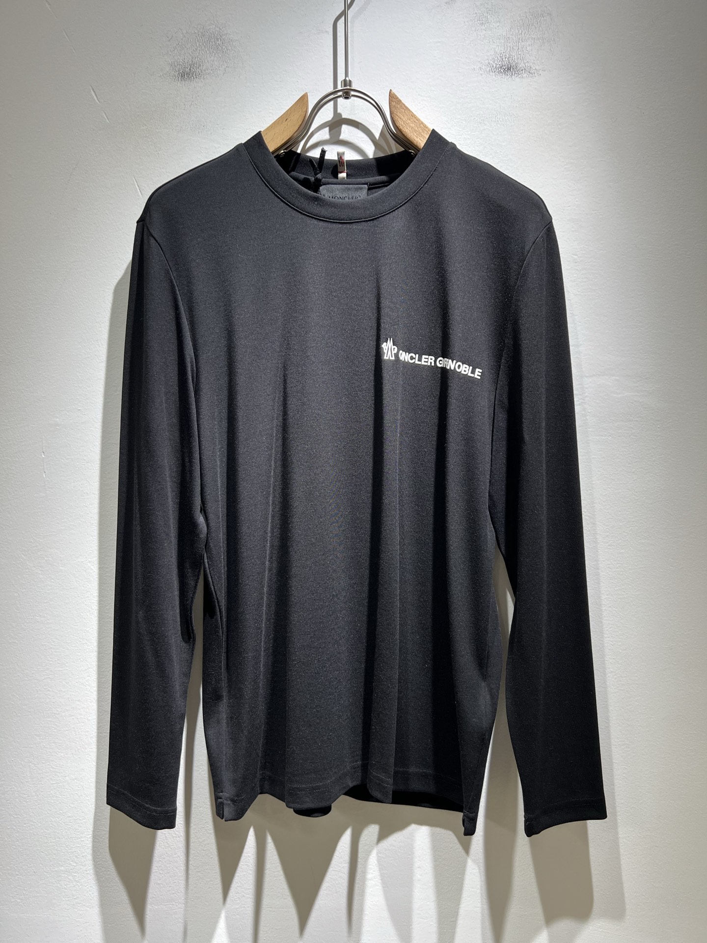 NO:510789,Moncler Mengjia 2025 autumn and winter new trade order long-sleeved base shirt, full quality!  !  Internet celebrity style!  The craftsmanship adopts the chest logo pressing design!  The upper body is comfortable and breathable, not stiff, and the overall three-dimensional feeling is rich. Quality export orders, customized exclusive long-length cotton fabric tailoring to meet the simple needs of commuters for dressing. The upper body is very effective, it looks slim and not picky about the figure. The fabric workmanship... Improper, good craftsmanship can make you look good and tasteful, a must-have item for everyone!  Size M-3XL, alexander wang19860909Moncler蒙家 2025秋冬新款贸易订单长袖打底衫,全品相！！网红款！工艺采用胸前logo压胶设计！上身舒适透气,不僵硬,整体有着丰富的立体感,品质出口订单,定制专属长绒棉面料剪裁,满足通勤人们对于着装的简约需求,上身效果很好,显瘦,不挑剔身材.面料做工....无可挑剔,好工艺好面料才能穿出好品味一款,人手必备单品！尺码M-3XL,,alexander wang,Men's clothing