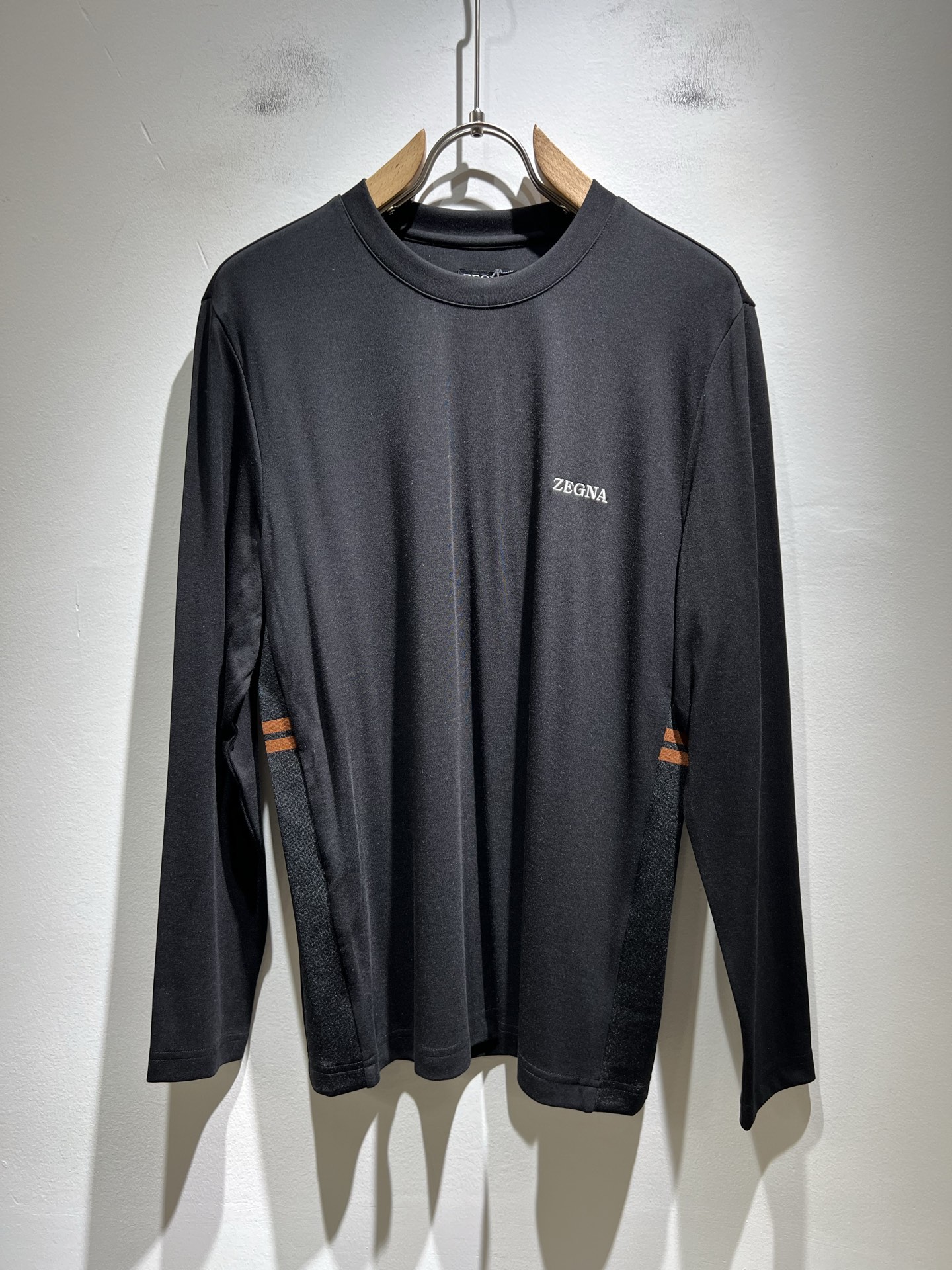 NO:510795,Ermenegildo Zeg*aJia 2025 autumn and winter new products for men's short-sleeved casual short-sleeved T-shirt, foreign trade company orders!  It is one of the classic exclusive fabrics of Zenia!  Customized original cotton fabric!  Embroidery design on chest logo pattern!  The texture is warm, the touch is soft and delicate, but the shape is straight and stylish!  Details, luxury, perfect interpretation of high-quality quality. Size M-3XL, zegna, T-shirt,tees, t-shirt,alexander wang19860909Ermenegildo Zeg*a杰*亚 2025秋冬新品男士短袖休闲短袖T恤,外贸公司订单！是杰尼亚经典的专有织物之一！ 定制原版纯棉面料！胸前logo图案刺绣设计！质地保暖,触感又柔软细腻、但型态又笔挺有型！ 细节、奢华极致… 完美演绎高品质品相.尺码M-3XL,,zegna,T-shirt,tees，t-shirt,alexander wang,Men's clothing