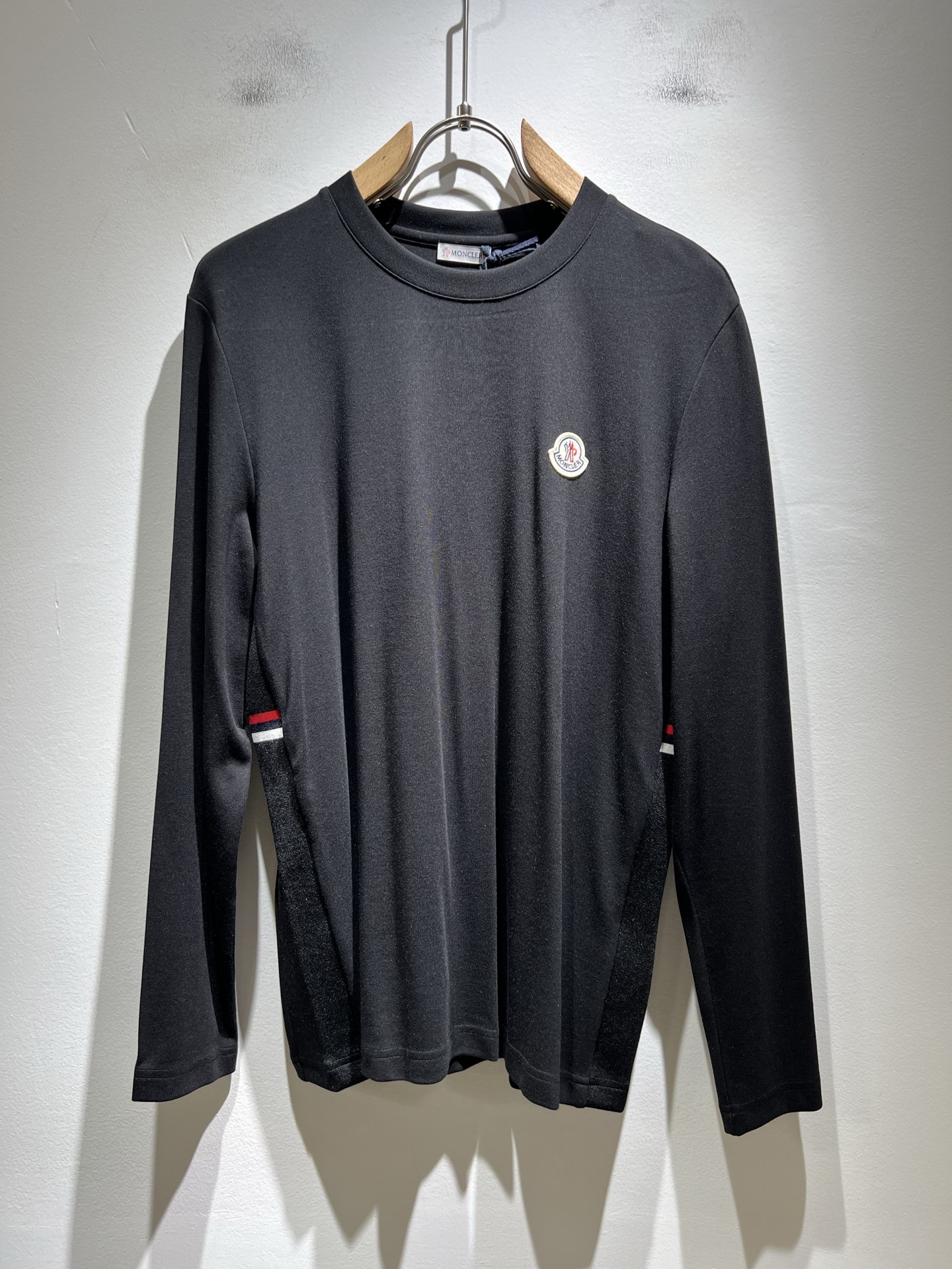 NO:509984,Moncler Mengjia 2025 autumn and winter new trade order long-sleeved base shirt, full quality!  !  Internet celebrity style!  The craftsmanship adopts the chest logo pressing design!  The upper body is comfortable and breathable, not stiff, and the overall three-dimensional feeling is rich. Quality export orders, customized exclusive long-length cotton fabric tailoring to meet the simple needs of commuters for dressing. The upper body is very effective, it looks slim and not picky about the figure. The fabric workmanship... Improper, good craftsmanship can make you look good and tasteful, a must-have item for everyone!  Size M-3XL, alexander wang19860909Moncler蒙家 2025秋冬新款贸易订单长袖打底衫,全品相！！网红款！工艺采用胸前logo压胶设计！上身舒适透气,不僵硬,整体有着丰富的立体感,品质出口订单,定制专属长绒棉面料剪裁,满足通勤人们对于着装的简约需求,上身效果很好,显瘦,不挑剔身材.面料做工....无可挑剔,好工艺好面料才能穿出好品味一款,人手必备单品！尺码M-3XL,,alexander wang,Men's clothing