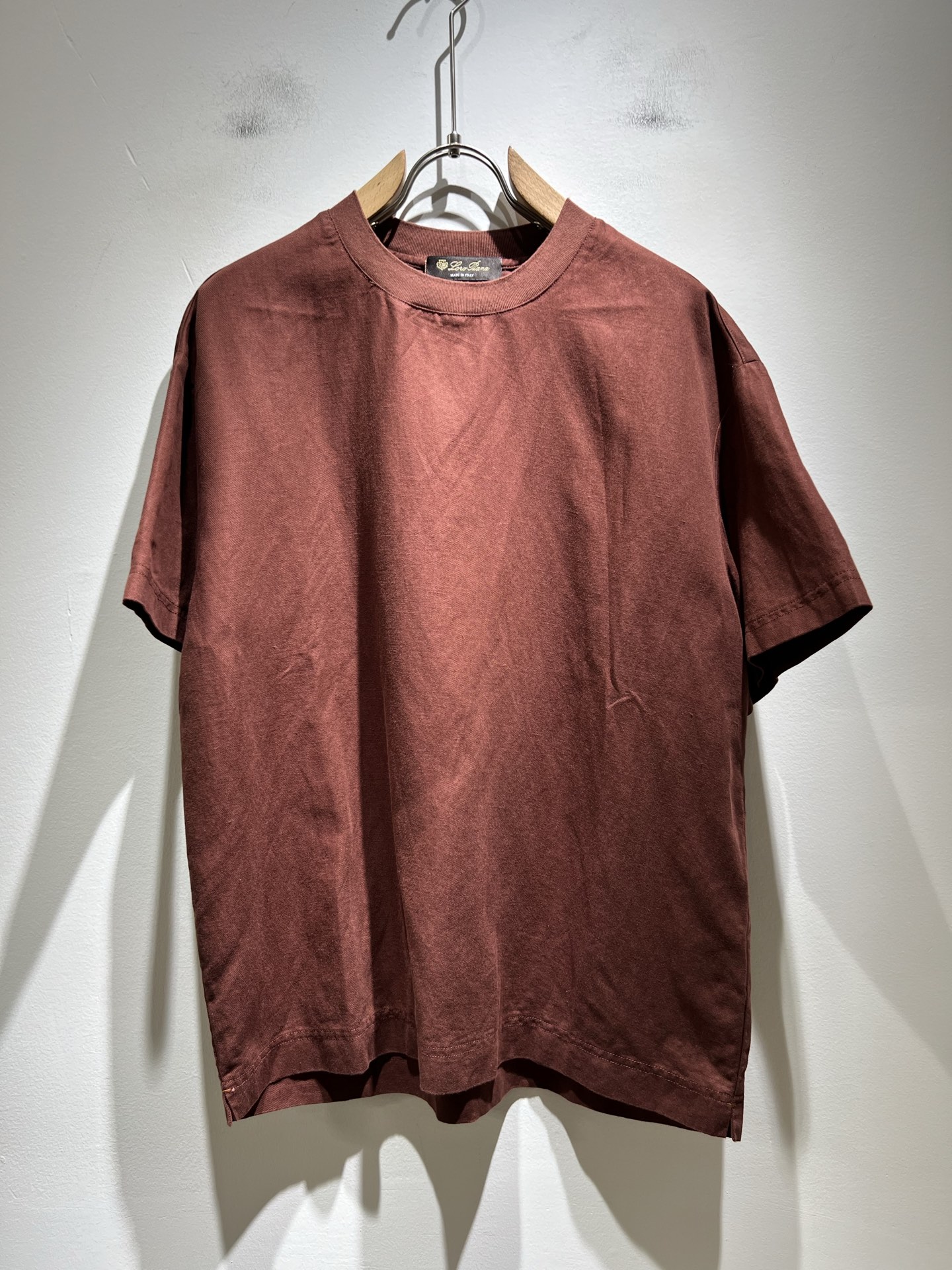 NO:509976,Loro Piana Nuoyou Pianya The latest trade order short-sleeved T-shirt for men in spring and summer 2025, full quality!  !  The upper body is comfortable and breathable, not stiff, and the overall three-dimensional feeling is rich. Quality export orders, customized exclusive linen fabric tailoring to meet the simple needs of commuters for dressing. The upper body is very effective, slim and not picky about the figure. The fabric workmanship... Improper, good craftsmanship can make you look good and tasteful, a must-have item for everyone!  Size M-3XL, loro piana, T-shirt,tees, t-shirt,alexander wang19860909Loro Piana诺悠翩雅 2025春夏男士最新的贸易订单短袖T恤,全品相！！上身舒适透气,不僵硬,整体有着丰富的立体感,品质出口订单,定制专属亚麻面料剪裁,满足通勤人们对于着装的简约需求,上身效果很好,显瘦,不挑剔身材.面料做工....无可挑剔,好工艺好面料才能穿出好品味一款,人手必备单品！尺码M-3XL,,loro piana,T-shirt,tees，t-shirt,alexander wang,Men's clothing