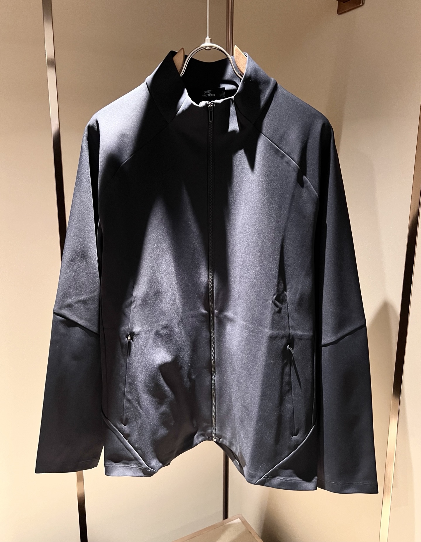 NO:509972,Loro Piana Nuoyou Pianya 2025 autumn and winter new men's casual suit, a fashionable and versatile item that many celebrities love to wear!  Super good-looking. Friends who like classic and simple must not miss this one!  The calm and atmospheric brand style has always been favored by the upper class! It is also the best choice for fashionable items!  The upper body is so handsome, highly recommended!  !  !  In addition to its brand added value, the biggest attraction of this short sleeve is that this short sleeve has a high cost-effectiveness in terms of color and material!  Customized original exclusive fabric material design!  Environmentally friendly washing, customized fabrics, pre-shrinkage treatment to ensure a crisp style. The combed cotton fabric feels super soft and smooth and sweat-absorbing!  The wash water does not deform, the feel is comfortable and smooth, the upper body is soft and comfortable, the classic fashionable lapel design is simple and not complicated, and it is very pleasing to the eye!  Code number M-3XL, loro piana, T-shirt, alexander wang19860909Loro Piana诺悠翩雅 2025秋冬新款男士休闲套装,众多明星都爱穿的时尚百搭单品！超级好看,喜欢经典简约的朋友,一定不能错过了这款！沉稳大气的品牌风格一直以来备受上层人士的青睐!也是时尚单品的不二之选！ 上身帅到爆了,强烈推荐！！！这件短袖最大的吸引力除了他本身的品牌附加值,更加肯定的是这款短袖无论在颜色搭配还是材质上都有很高的性价比！ 定制原版专属面料材质设计！环保水洗,定制面料,预缩处理,确保版型的挺括,精梳棉面料手感超柔顺滑又吸汗！洗水不变形,手感舒适顺滑,上身柔和舒适,经典的时尚翻领设计,精简不繁,很是耐看！码数M-3XL,,loro piana,T-shirt,alexander wang,Men's clothing