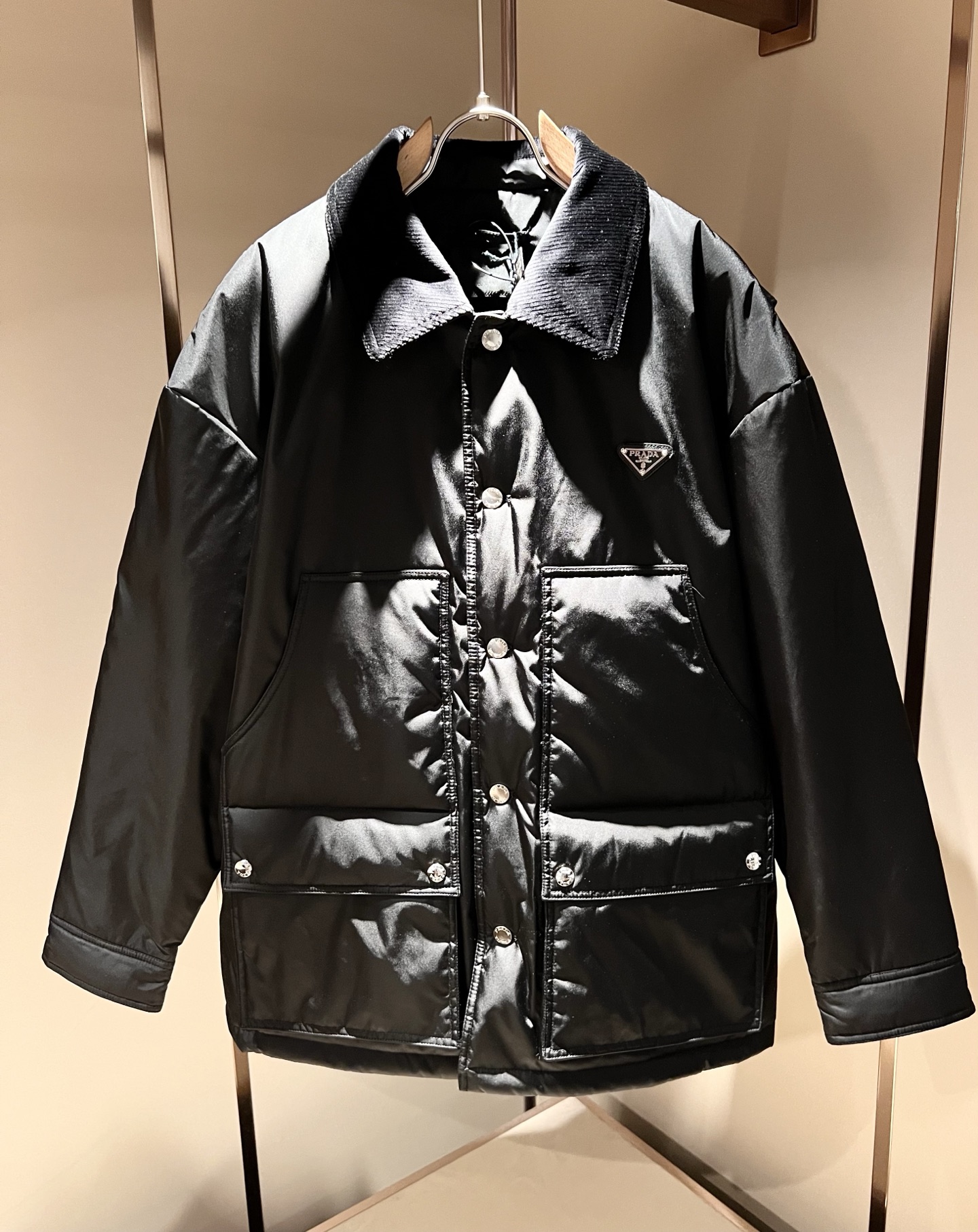 NO:523295,PRAD*A 2025 autumn and winter casual cotton jacket jacket, the latest fashionable casual zipper jacket, fashionable jacket! Trading company channels are rare and it is released on the official website. The most anticipated high-quality products of the male god and goddess are coming, making you feel what it means to be truly high and luxurious and has a connotation! This jacket is made of light and thin technical fabrics specially customized by P home. The surface is neat and smooth and shiny, and the texture is obvious through the screen. The most enjoyable wearing experience is comfortable and light on the upper body!  Exquisite accessories for chest!  Perfectly enhance the overall sense of luxury and class, and you can get a high-end luxury atmosphere at a glance! Basic regular jacket style cut, versatile and simple upper body, not picky, easy to deal with various occasions and environments, is undoubtedly a must-have item for daily commuting! Size M~3XL, prada, jackets & coats, jackets & coats, alexander wang19860909PRAD*A普*达2025秋冬休闲棉服夹克外套,最新时尚休闲拉链夹克,时尚夹克外套!贸易公司渠道稀出,同步官网发售,男神女神最为期待的精品狠货重磅来袭,让你感受到什么叫真正的高奢有内涵!此款夹克外套选用了P家专业定制的轻薄科技面料制成,表面整洁光滑且富有光泽,质感透过屏幕都显而易 见,上身舒适轻盈最为享受的穿着体验！胸前精致辅料Logo配饰！完美提升了整体的奢华档次感,一眼就能Get到的高端奢华气息!基础常规的夹克版型裁剪,上身百搭简约不挑人,轻松应对各种场合与环境,属于日常通勤必备的臻品无疑!尺码M～3XL,,prada,jackets & coats,jackets & coats,alexander wang,Men's clothing