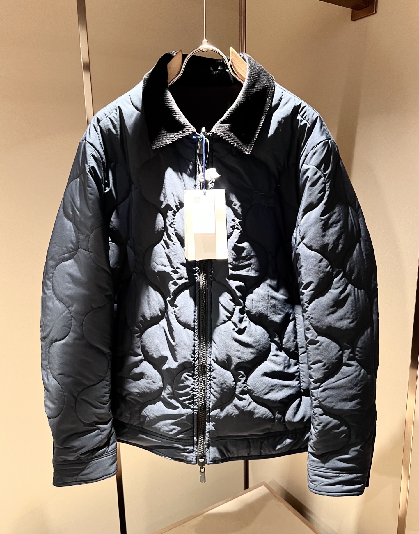 NO:523298,BURBER*Y BAL*LY Double-sided Jacket!  The new cotton jacket in spring and summer 2025 is coming, and the most popular environmentally friendly polyester fiber memory fabric is made recently. It is a high-end outdoor sports and leisure series, which is very popular in sports!  The latest special material developed by BUR, memory fabric, also called memory cloth, refers to fabrics with morphological memory functions, which instantly kills all versions on the market. It can only be said that it is not a level at all. Whether it is material, detail restoration and craftsmanship, you are not afraid of any challenges. Just to contribute wonderful products to everyone, as always, and consistently. A style that implements the core concept of BUR closely ties the plaid and fashion, always maintains perfection, a simple but not simple design style perfectly meets the outfit you need in daily life. Size: M-3XL, burberry, jackets & coats, jackets & coats, alexander wang19860909BURBER*Y巴*莉双面夹克！2025春夏新品棉服夹克外套重磅来袭,最近比较火热的环保聚酯纤维记忆面料制作而成,高端户外运动休闲系列,非常火热运动风潮！BUR最新研发的特殊材质,记忆面料也叫记忆布,是指具有形态记忆功能的面料,秒杀市面上一切版本,只能说根本就不是一个级别的存在,不管是材质还是细节还原度以及工艺制作方面,不惧任何挑战,只为给大家奉献绝妙产物一如既往,始终如一,贯彻了BUR核心理念的一个款式将格纹与时尚紧紧的捆绑在一起,时刻保持完美,简约而不简单的的设计风格,完美的满足了你日常所需要的穿搭.尺码:M-3XL,,burberry,jackets & coats,jackets & coats,alexander wang,Men's clothing