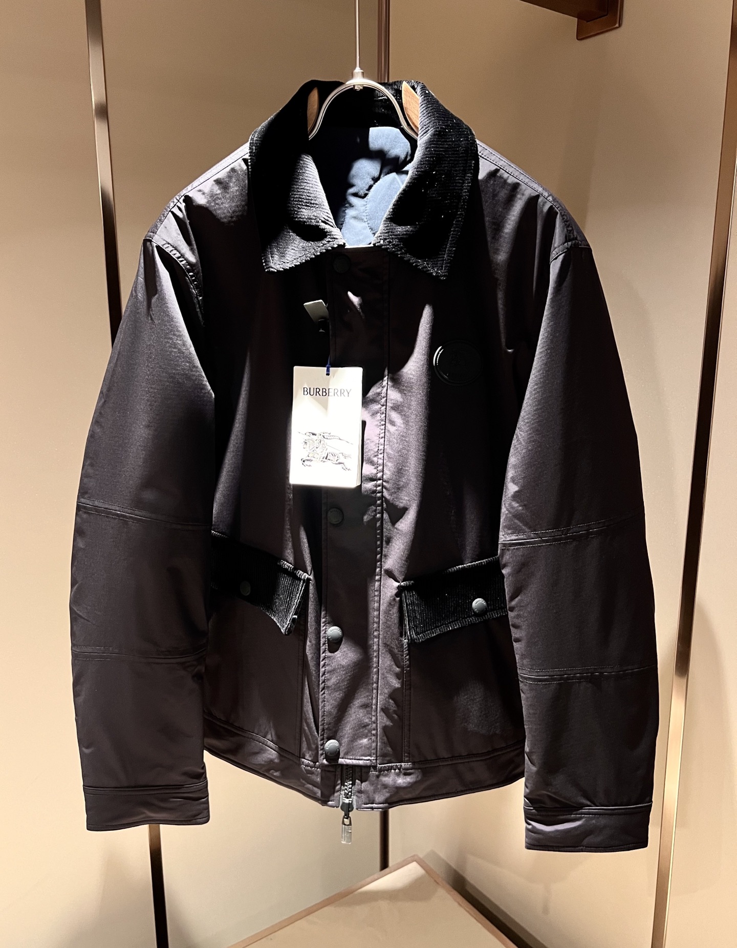 NO:509970,BURBER*Y BAL*LY Double-sided Jacket!  The new cotton jacket in spring and summer 2025 is coming, and the most popular environmentally friendly polyester fiber memory fabric is made recently. It is a high-end outdoor sports and leisure series, which is very popular in sports!  The latest special material developed by BUR, memory fabric, also called memory cloth, refers to fabrics with morphological memory functions, which instantly kills all versions on the market. It can only be said that it is not a level at all. Whether it is material, detail restoration and craftsmanship, you are not afraid of any challenges. Just to contribute wonderful products to everyone, as always, and consistently. A style that implements the core concept of BUR closely ties the plaid and fashion, always maintains perfection, a simple but not simple design style perfectly meets the outfit you need in daily life. Size: M-3XL, burberry, jackets & coats, jackets & coats, alexander wang19860909BURBER*Y巴*莉双面夹克！2025春夏新品棉服夹克外套重磅来袭,最近比较火热的环保聚酯纤维记忆面料制作而成,高端户外运动休闲系列,非常火热运动风潮！BUR最新研发的特殊材质,记忆面料也叫记忆布,是指具有形态记忆功能的面料,秒杀市面上一切版本,只能说根本就不是一个级别的存在,不管是材质还是细节还原度以及工艺制作方面,不惧任何挑战,只为给大家奉献绝妙产物一如既往,始终如一,贯彻了BUR核心理念的一个款式将格纹与时尚紧紧的捆绑在一起,时刻保持完美,简约而不简单的的设计风格,完美的满足了你日常所需要的穿搭.尺码:M-3XL,,burberry,jackets & coats,jackets & coats,alexander wang,Men's clothing