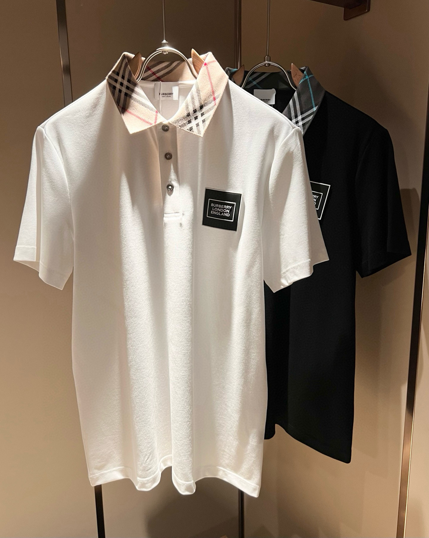 NO:509958,Bur*erry 2025 spring and summer new men's short-sleeved Polo shirt, the latest brand design element!  Neither monotonous nor complicated, it shows taste just right!  Customer-supplied top-quality custom bead flooring fabrics!  Comfortable, sweat-absorbing and breathable, the unique high-end fabric presents a simple and elegant temperament!  Chest logo pattern glue-press design!  Full three-dimensional! Standard cutting design!  Every detail is a synchronized with high-end fashion. Size: M-3XL, burberry, T-shirt, alexander wang19860909Bur*erry 巴*莉 2025春夏新款男士短袖Polo衫,品牌最新设计元素！既不单调也不复杂,恰到好处的展现品味！客供顶级定制珠地棉面料！舒适吸汗透气根本不在话下,面料独具的高奢感呈现简约优雅气质！胸前logo图案压胶设计！饱满立体!标准裁剪设计！每一处细节都是与高端时尚同步的体现.尺码:M-3XL,,burberry,T-shirt,alexander wang,Men's clothing