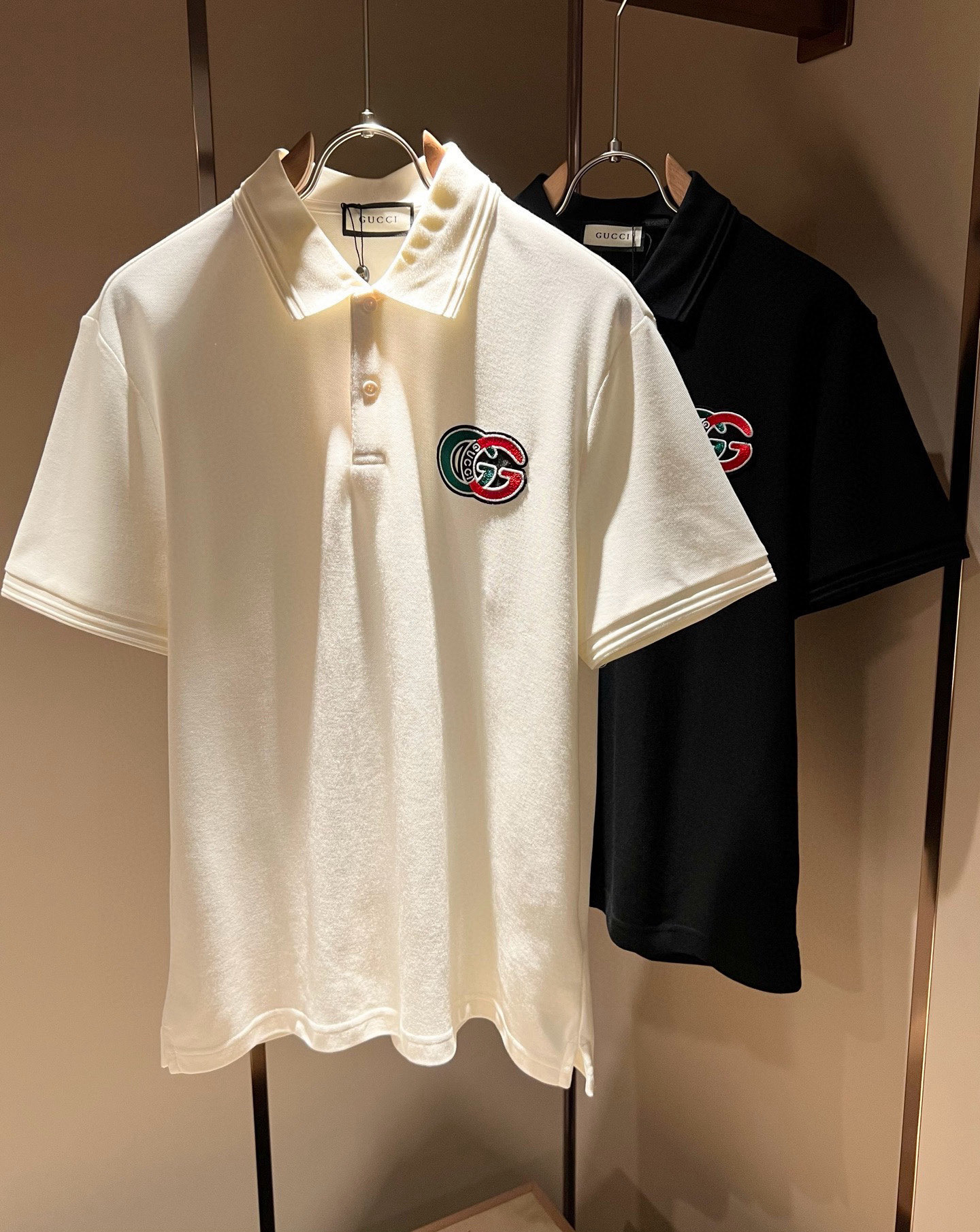 NO:509960,GUC*I Gujia's new short-sleeved Polo shirt in spring and summer 2025 has been sold on the trading company's channels and is released simultaneously on the official website!  G Home Spring and Summer Series Couples are launched, with chest logo embroidery design!  The fabric is breathable and has a certain sense of self-weight. Customized original imported top-grade bead floor cotton fabric!  It is breathable and comfortable to wear with close body, beautiful colors, eye-catching and fashionable. The unique patterns can definitely make you outstanding among the crowd!  The upper body effect is age-reducing and versatile. It can easily get daily casual outfits for both men and women!  Size M-3XL, gucci, gucci, gucci, T-shirt, alexander wang19860909GUC*I 古家2025春夏新款短袖Polo衫,贸易公司渠道稀出,同步官网发售！G家春夏系列情侣上线,胸前logo刺绣设计！面料透气有一定的自重感,定制原版进口顶级珠地棉面料！贴身穿着透气亲肤舒适,色彩靓丽、吸睛时髦度爆棚,与众不同的图案绝对可以让你在人群中出彩万分！上身效果减龄又百搭,轻松Get起日常休闲穿搭,男女皆可轻松驾驭！尺码M-3XL,,gucci,gucci,gucci,T-shirt,alexander wang,Men's clothing