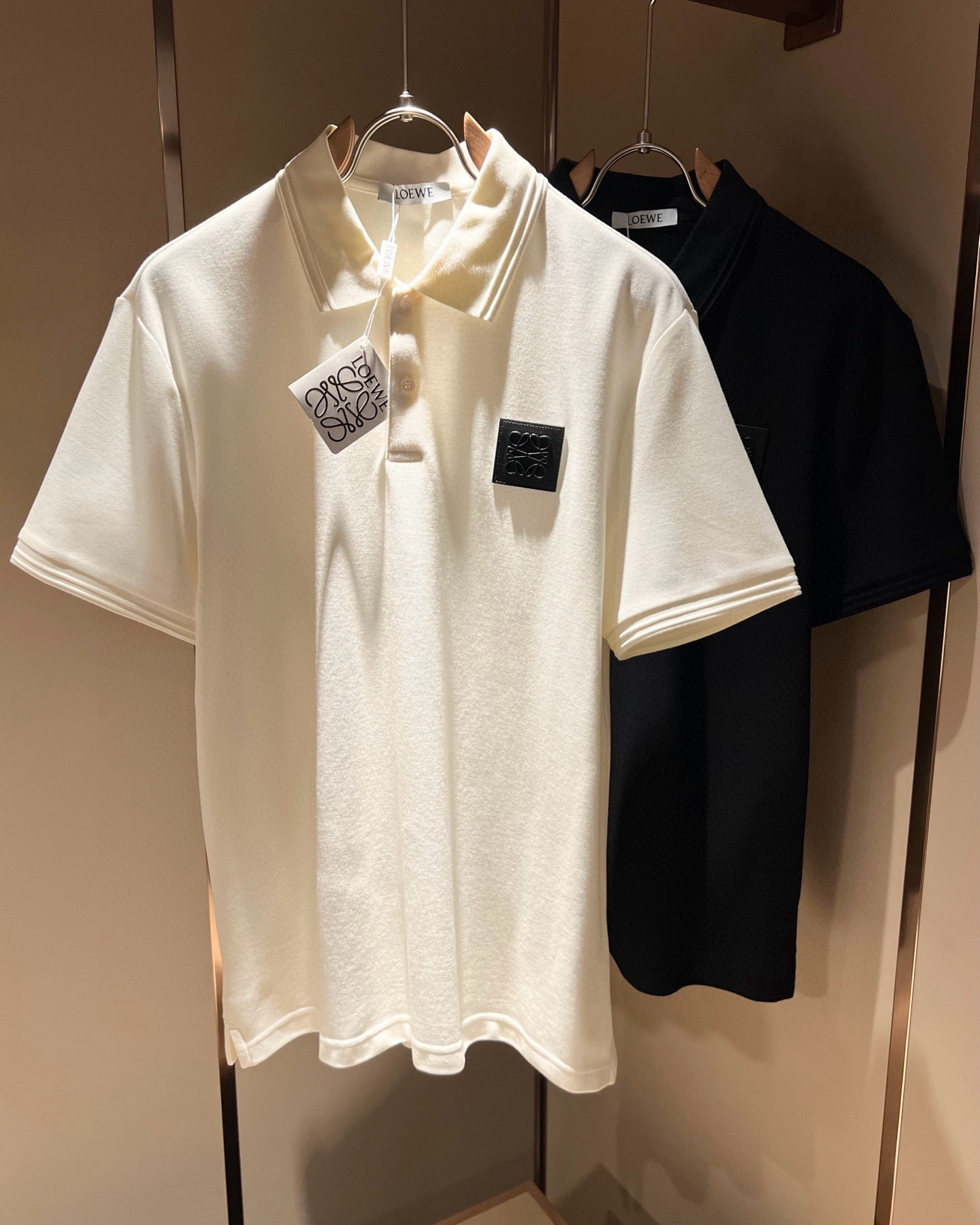 NO:509968,LO*WE/Luo*wei 2025 Spring and Summer Men's Lapel Short-Sleeve POLO Shirt, Trading Company Channel Product, the latest products in 2025 Spring and Summer, official cabinets sold simultaneously, classic star-grade products!  LO*WE's leather goods have the highest voice in the entire fashion circle, with a high brand value and influence, and a century-old historical and cultural heritage. The royal noble brand has subverted modern aesthetics with its exquisite handicrafts and design sense!  The overall design conforms to the aesthetic design of LOE home, uses classic brand elements, perfectly follows the essence and genes of LOE home, and injects the brand logo logo design!  The visual is quite exquisite and beautiful, showing the brand's characteristics, with a high recognition and a very fashionable feel. The overall design explains minimalism to the extreme, simple and generous!  Customers supply high-end and high-quality cotton imported from Egypt, selected high-end and high-quality cotton and made by Italian century-old workshops. It is extremely luxurious and special material, with excellent fabric attributes, delicate and natural mesh structure, perfect comfort and breathability, and the touch experience is self-evident, luxurious and ultimate enjoyment!  The quality is perfect, the details are exquisite and exquisite. The fashionable zipper opening and closing placket is matched with a small lapel design, which reduces age and highlights the fashionable temperament. The upper body is full of temperament. The color matching is quite in line with the needs of the matching season. It has a very high degree of mixing and matching. It has nothing to do with age definition and is a very good styling product!  Size M-3XL, loewe, T-shirt, alexander wang19860909LO*WE/罗*威2025春夏男士翻领短袖POLO衫,贸易公司渠道货,2025春夏最新品,官柜同步售卖,经典明星级单品！LO*WE家的皮具单品在整个时装圈最有极高的的发言权,品牌价值影响力颇高,有着百年历史文化底蕴,皇室御贵族御用品牌,其精湛的手工艺及设计感颠覆了现代审美！整体的设计符合LOE家美学设计,运用了经典的品牌元素,完美沿袭了LOE家的精髓与基因,注入品牌logo标识设计！视觉颇为精致美观,彰显了品牌特质,辨识度极高且极具时髦感,整体的设计将极简主义阐释到极致,简约而大方！客供埃及进口高级物料,甄选高端优质棉经过意大利百年工坊定织定染而成,极为奢华特殊的材质,面料属性皆为上乘,网眼结构细腻自然,舒适性与透气性完美兼备,触感体验不言而喻,奢华极致享受！品相完美如斯,细节处处精致考究,时尚拉链开合门襟,搭配小翻领设计,即减龄又凸显了时髦气质感,上身满满的气质感,配色相当符合搭配季节需求,驾驭度混搭性极高,无关年龄界定,造型感极佳的一款单品！尺码M-3XL,,loewe,T-shirt,alexander wang,Men's clothing