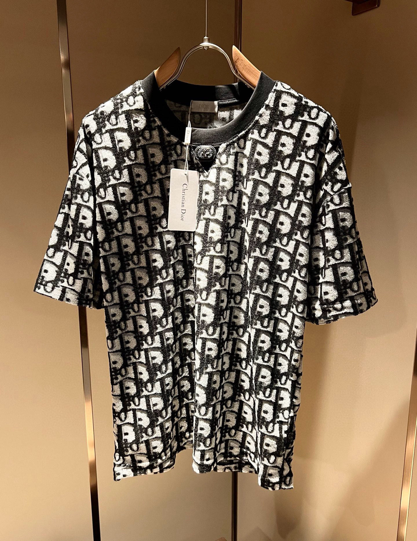 NO:509962,Dio*Dijia 2025 spring and summer new short-sleeved T-shirt for men and women, and the counter is available at the same time!  Customized exclusive 260g pure cotton fabric, customized original craft threads, panoramic logo pattern design!  Simple and generous, calm and versatile, extremely high-end, perfectly integrated with fashion and style, a top fashionable style that perfectly suits the outside wear!  The overall feeling is natural!  The ultimate classic versatile short-sleeved T-shirt is designed with the latest three-dimensional letter logo print elements!  The ultimate perfection of heavy industry!  Fans who pursue high quality are please buy them by themselves, and all fans who know the goods are invited to appreciate this model together!  !  Size M-3XL, dior,dior,T-shirt,tees,t-shirt,alexander wang19860909Dio*迪家 2025春夏新款男女同款短袖T恤,专柜同步发售！定制专属260克纯棉面料,定制原版工艺螺纹,全景logo图案设计！简约大方,从容百搭,档次极高,完美融入时尚还有风情感一款完美符合外穿的顶尖时髦气质款！整体给人浑然天成的感觉！极致经典的百搭型短袖T恤,采用最新的立体字母logo印花元素设计！极致的重工极致的完美！追求高品质的粉丝们请自行抢购,诚邀所有识货的粉丝一同鉴赏此款！！尺码M-3XL,,dior,dior,T-shirt,tees，t-shirt,alexander wang,Men's clothing