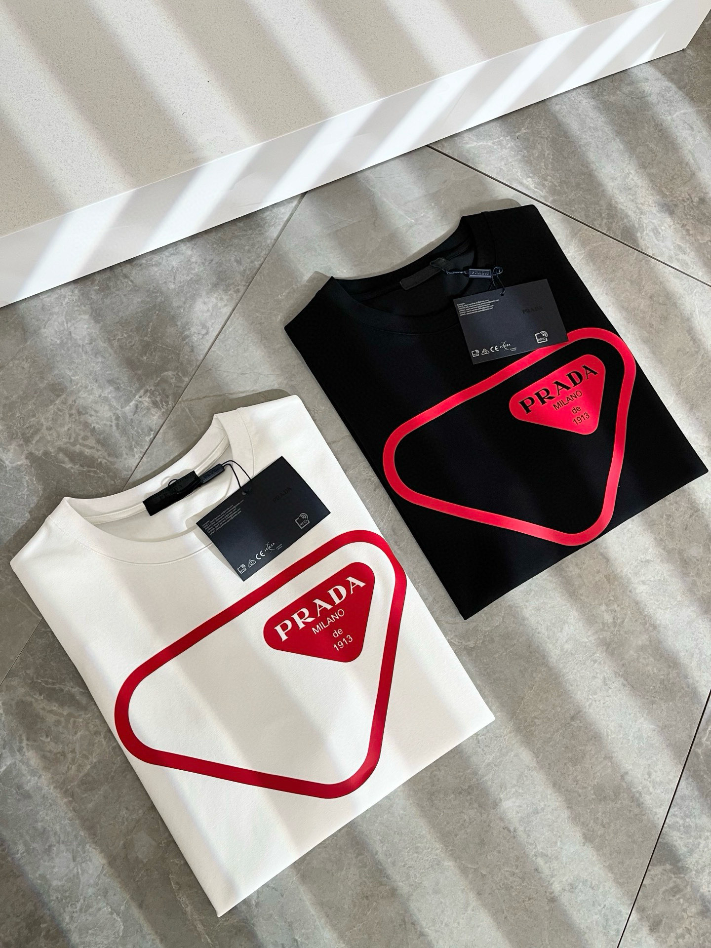 NO:511800,PRAD*A Pu*da spring and summer new short-sleeved T-shirt for men and women, the latest model is exclusively available on the entire network!  !  ~ It is classic and fashionable and versatile, who doesn’t like it? It will show the classic again. It is very pleasing to the eye and comes with a low luxury halo and recognition!  Pr*da's traditional brand concept and modern advanced technology are perfectly combined. Coupled with the extremely modern and simple design, P's exclusive logo pattern glue pressing design!  Customized 100% imported pure cotton fabric!  The texture of this model is quite touching, the specifications and grades are known with tentacles. The degree of delicateness and breathability are top-notch!  Size M-3XL, prada, T-shirt,tees, t-shirt,alexander wang19860909PRAD*A普*达春夏新款男女同款短袖T恤,最新款全网独家首上！！~既经典有时尚百搭,谁不爱啊,将经典再次展现,非常的耐看,自带低奢光环与辨识度！Pr*da传统的品牌理念和现代化的先进技术进行了完美结合.加上极其现代摩登风范的简约设计,p家专属logo图案压胶设计！定制百分百进口纯棉面料！此款的质感相当感人 触手便知规格档次 细腻程度与透气效果堪称顶级！尺码M-3XL,,prada,T-shirt,tees，t-shirt,alexander wang,Men's clothing