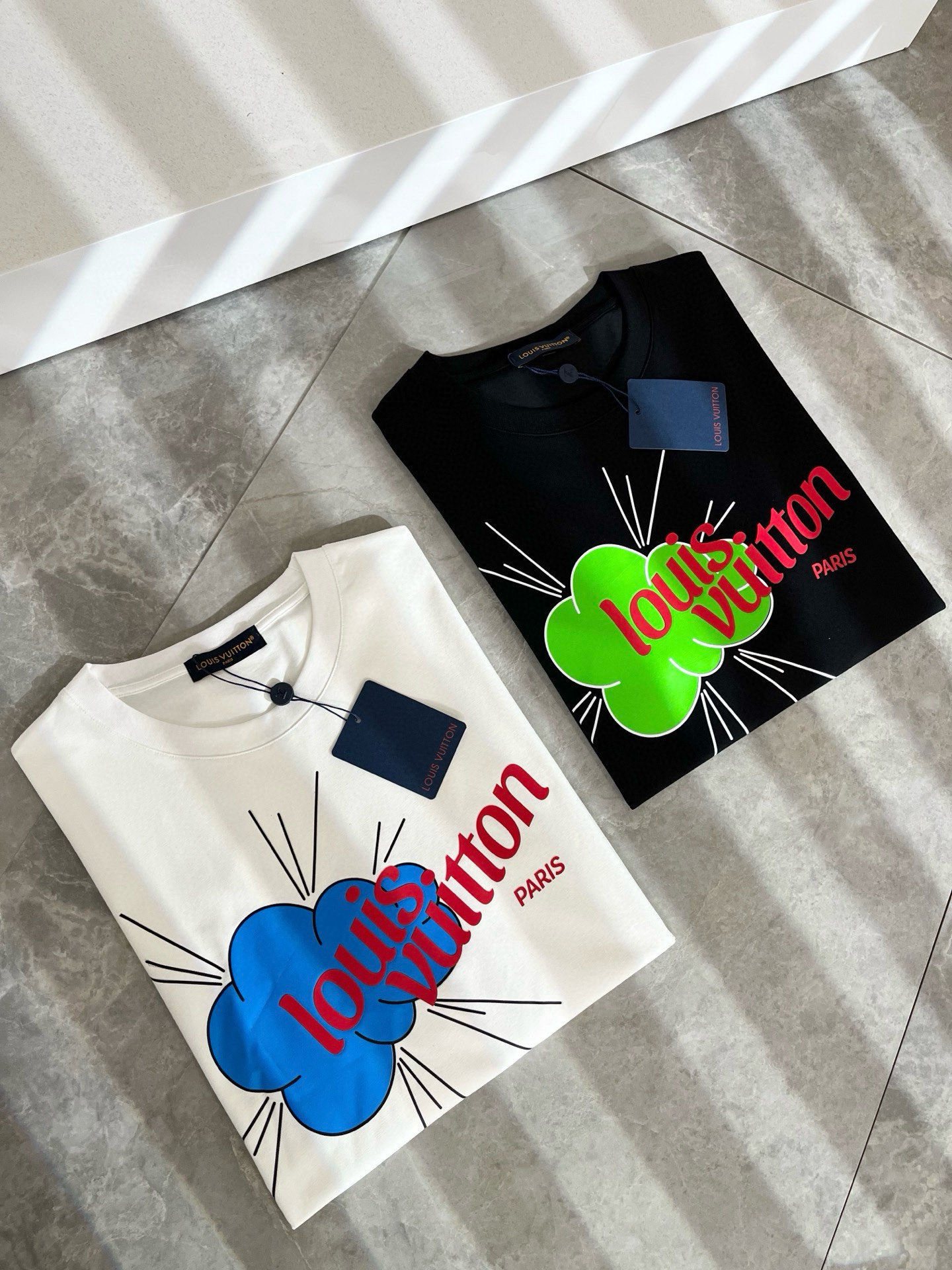 NO:511790,LouisVuitt*Louis*Deng The new spring and summer series of items are launched, a very fashionable and avant-garde short-sleeved T-shirt for men and women, with logo logo pattern glue-touching!  Different from the past, it declares the design concept that has been passed down for many years in the brand!  Its eye-catchingness is no less than any classic style, perfectly presenting the fashionable, high-end and luxurious feeling in front of the world!  Made of imported 280 grams of cotton, selected high-quality pure cotton fabrics, soft and soft to the touch, the real thing is definitely beyond your imagination, close to the body and breathable, even if you sweat profusely, you will not feel greasy or stuffy, and will bring sweating and moisture absorption to the extreme!  Size M-3XL, louis vuitton,louis vuitton,t-shirt,tees,t-shirt,alexander wang19860909LouisVuitt*路易*登 春夏全新系列单品上线,非常时髦前卫的一款男女同款短袖T恤,标识logo图案压胶修饰！区别于以往的不同,宣示品牌传承多年的设计理念！其吸睛度完全不亚于任何经典款式,将时髦高级感与奢华感完美呈现在世人眼前！客供进口280克全棉材质制成,精选优质纯棉面料,触感软糯亲肤细腻,实物到手绝对超乎你的想象,贴身无比舒适透气,即便是汗流浃背也不会有腻身及闷热感可言,将排汗吸湿性发挥到了极致！尺码M-3XL,,louis vuitton,louis vuitton,T-shirt,tees，t-shirt,alexander wang,Men's clothing