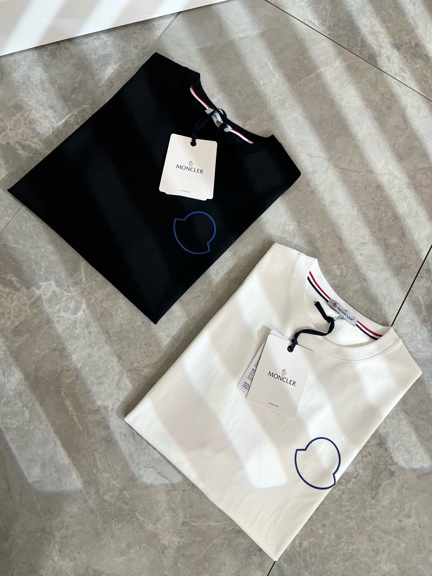 NO:511793,Moncler Mengjia Spring and summer latest men and women's trade order short-sleeved T-shirt, full quality!  !  Internet celebrity style!  Use logo pattern to press glue design!  The upper body is comfortable and breathable, not stiff, and the overall three-dimensional feeling is rich. Quality export orders, customized exclusive pure cotton fabric tailoring to meet the simple needs of commuters for dressing. The upper body is very effective, slim and not picky about the figure. The fabric workmanship... Improper, only good craftsmanship can make you feel good and tasteful. A must-have item for everyone!  Size M-3XL, T-shirt,tees,t-shirt,alexander wang19860909Moncler蒙家 春夏最新男女同款贸易订单短袖T恤,全品相！！网红款！采用logo图案压胶设计！上身舒适透气,不僵硬,整体有着丰富的立体感,品质出口订单,定制专属纯棉面料剪裁,满足通勤人们对于着装的简约需求,上身效果很好,显瘦,不挑剔身材.面料做工....无可挑剔,好工艺好面料才能穿出好品味一款,人手必备单品！尺码M-3XL,,T-shirt,tees，t-shirt,alexander wang,Men's clothing