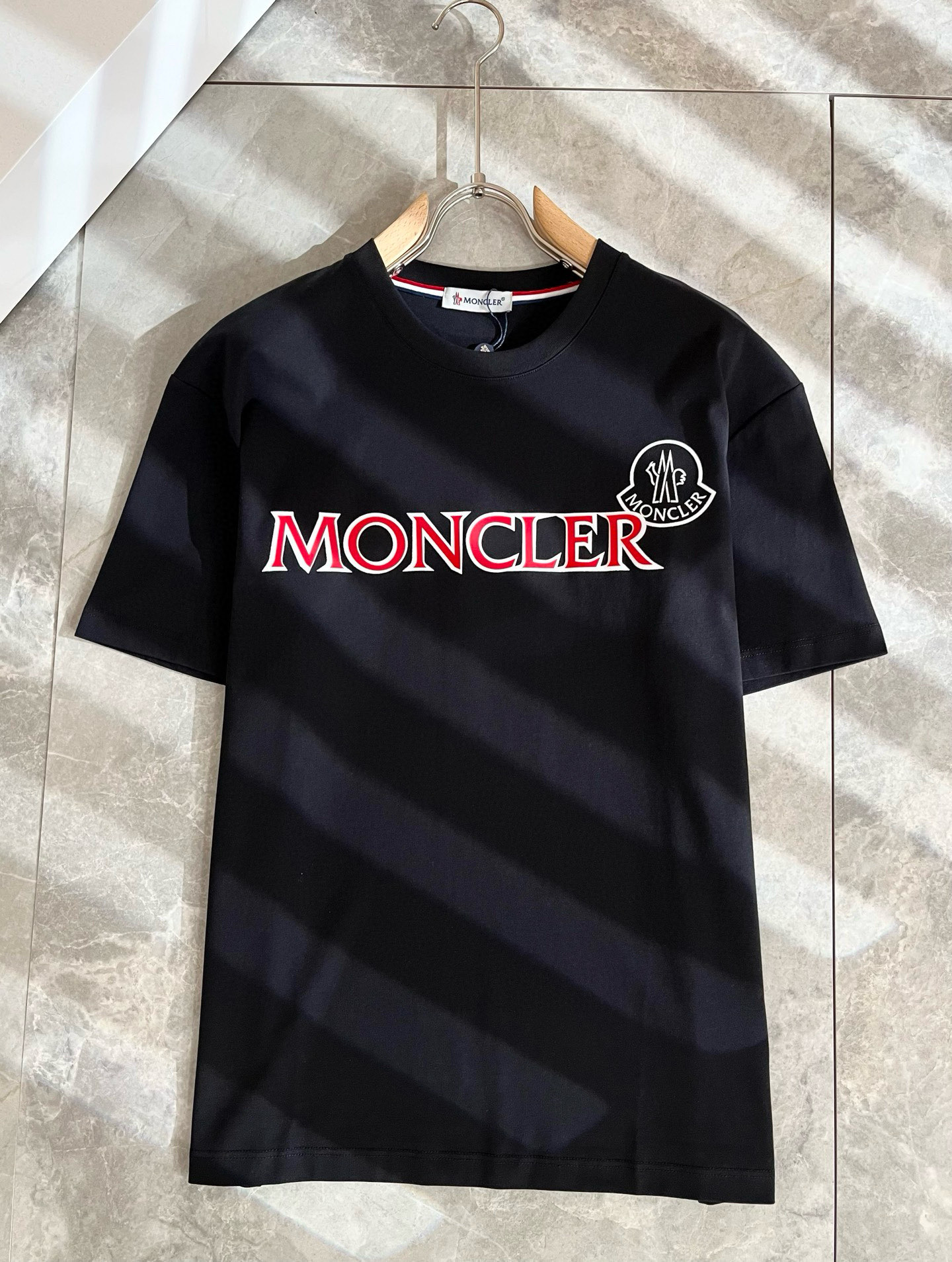   Moncler蒙家 2025春夏最新男女同款👫贸易订单短袖T恤，全品相！！网红款！采用logo图案压