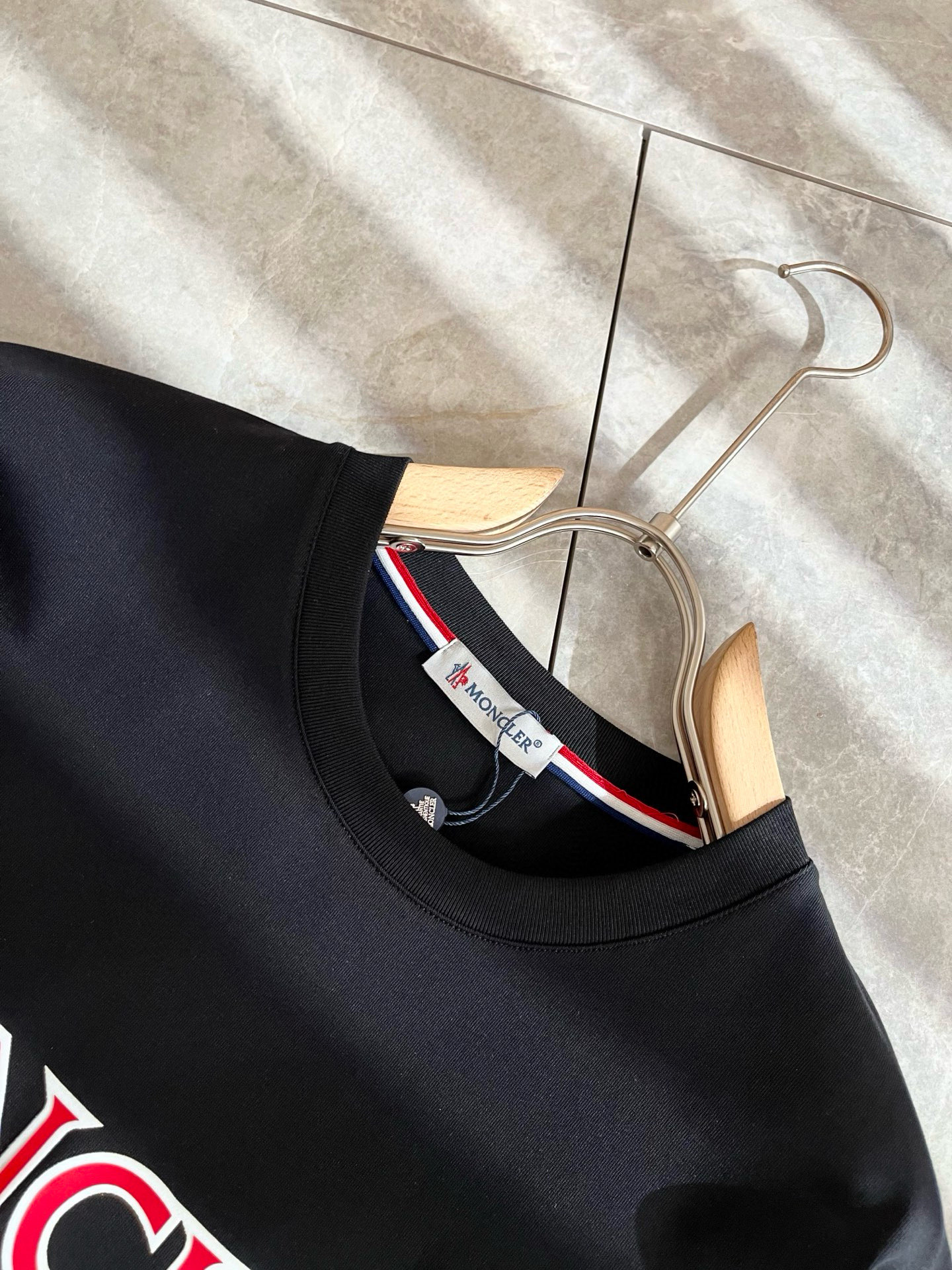   Moncler蒙家 2025春夏最新男女同款👫贸易订单短袖T恤，全品相！！网红款！采用logo图案压