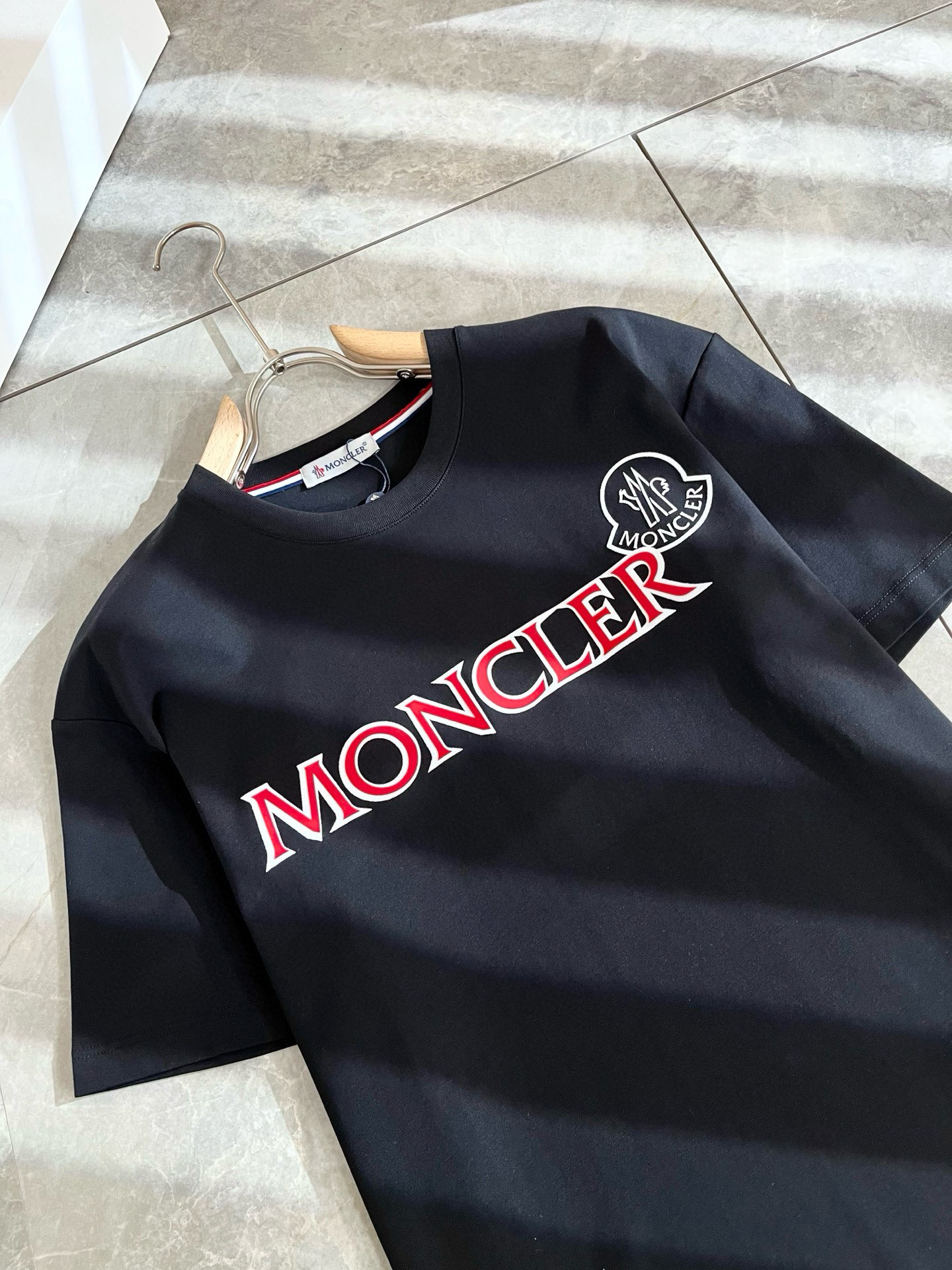   Moncler蒙家 2025春夏最新男女同款👫贸易订单短袖T恤，全品相！！网红款！采用logo图案压