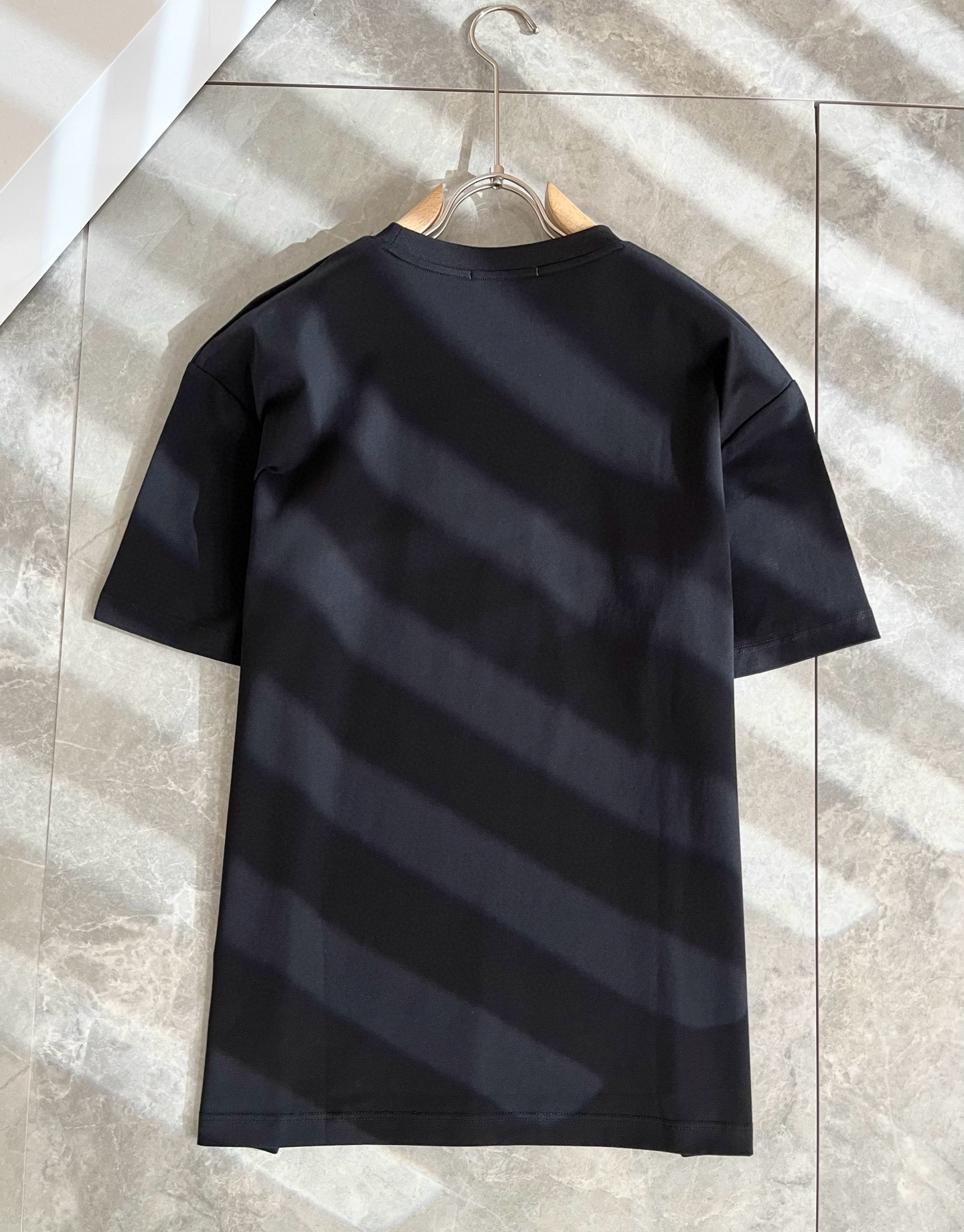   Moncler蒙家 2025春夏最新男女同款👫贸易订单短袖T恤，全品相！！网红款！采用logo图案压