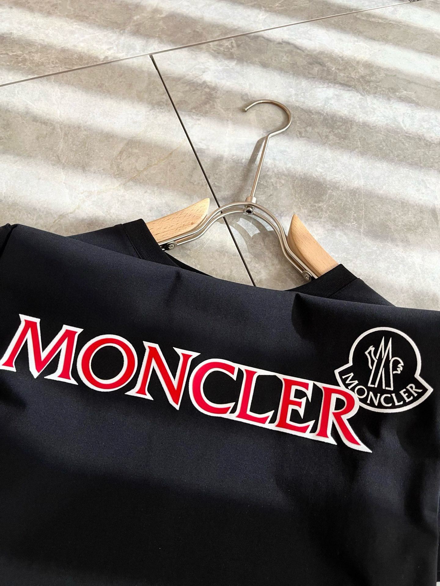   Moncler蒙家 2025春夏最新男女同款👫贸易订单短袖T恤，全品相！！网红款！采用logo图案压