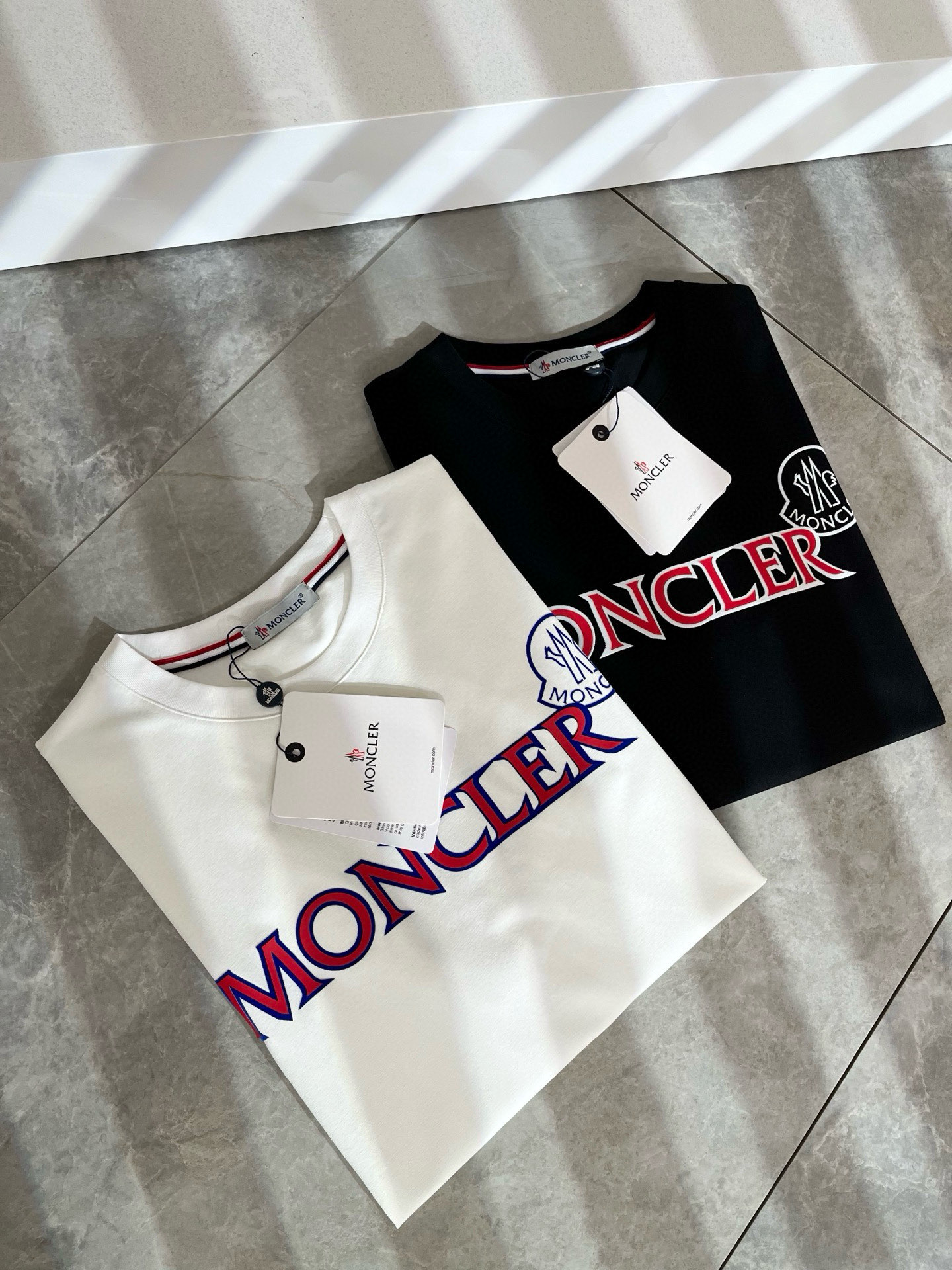   Moncler蒙家 2025春夏最新男女同款👫贸易订单短袖T恤，全品相！！网红款！采用logo图案压