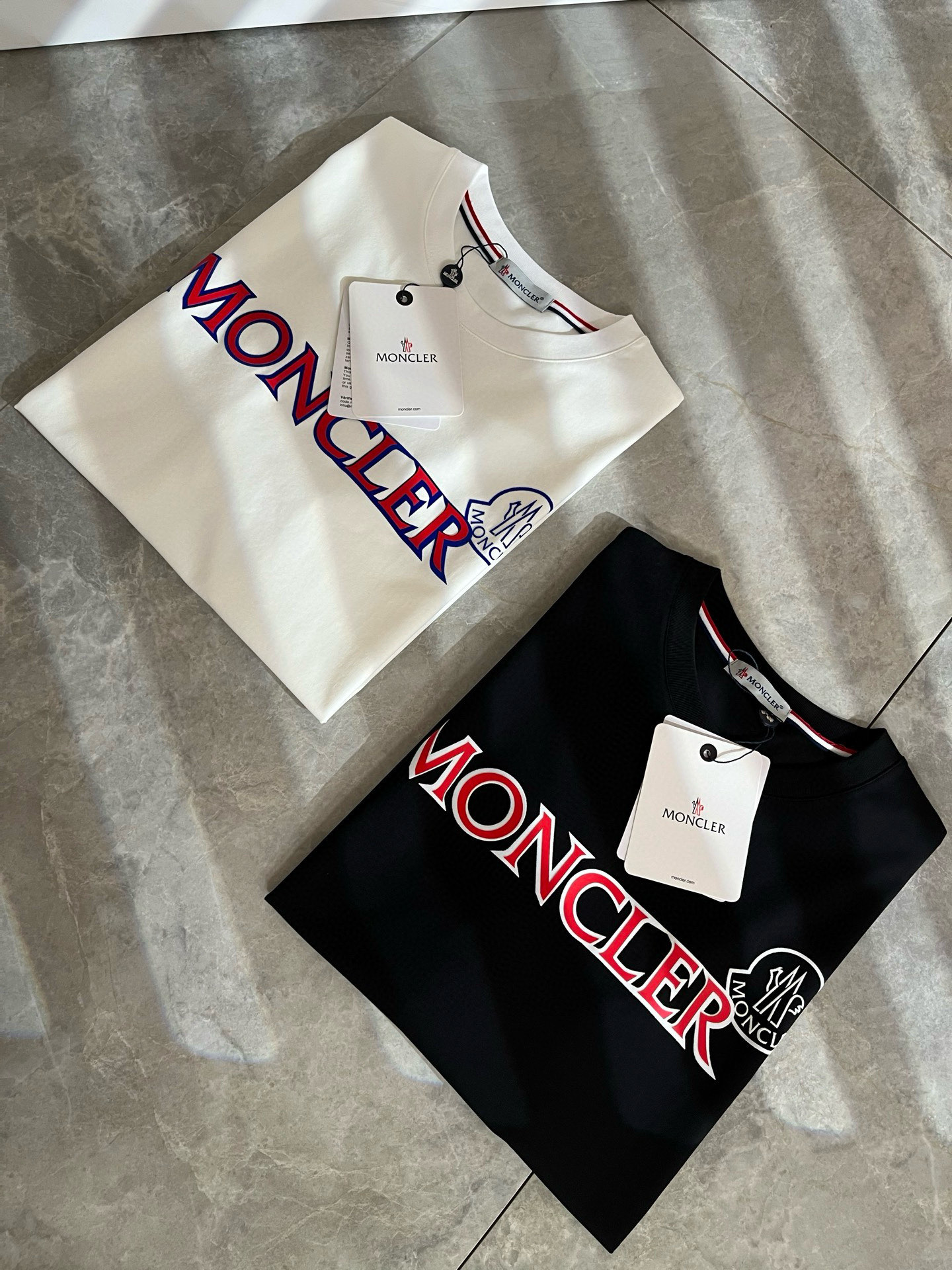   Moncler蒙家 2025春夏最新男女同款👫贸易订单短袖T恤，全品相！！网红款！采用logo图案压