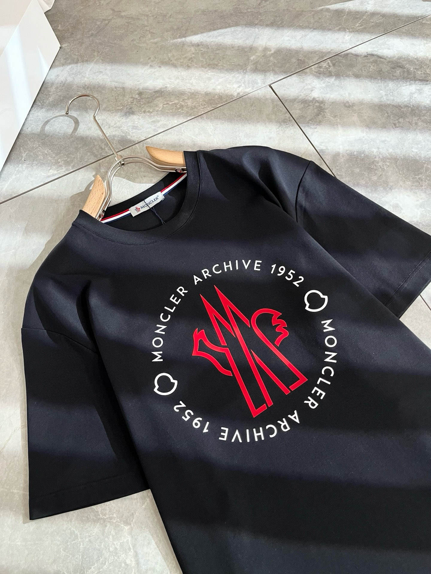   Moncler蒙家 2025春夏最新男女同款👫贸易订单短袖T恤，全品相！！网红款！采用logo图案压