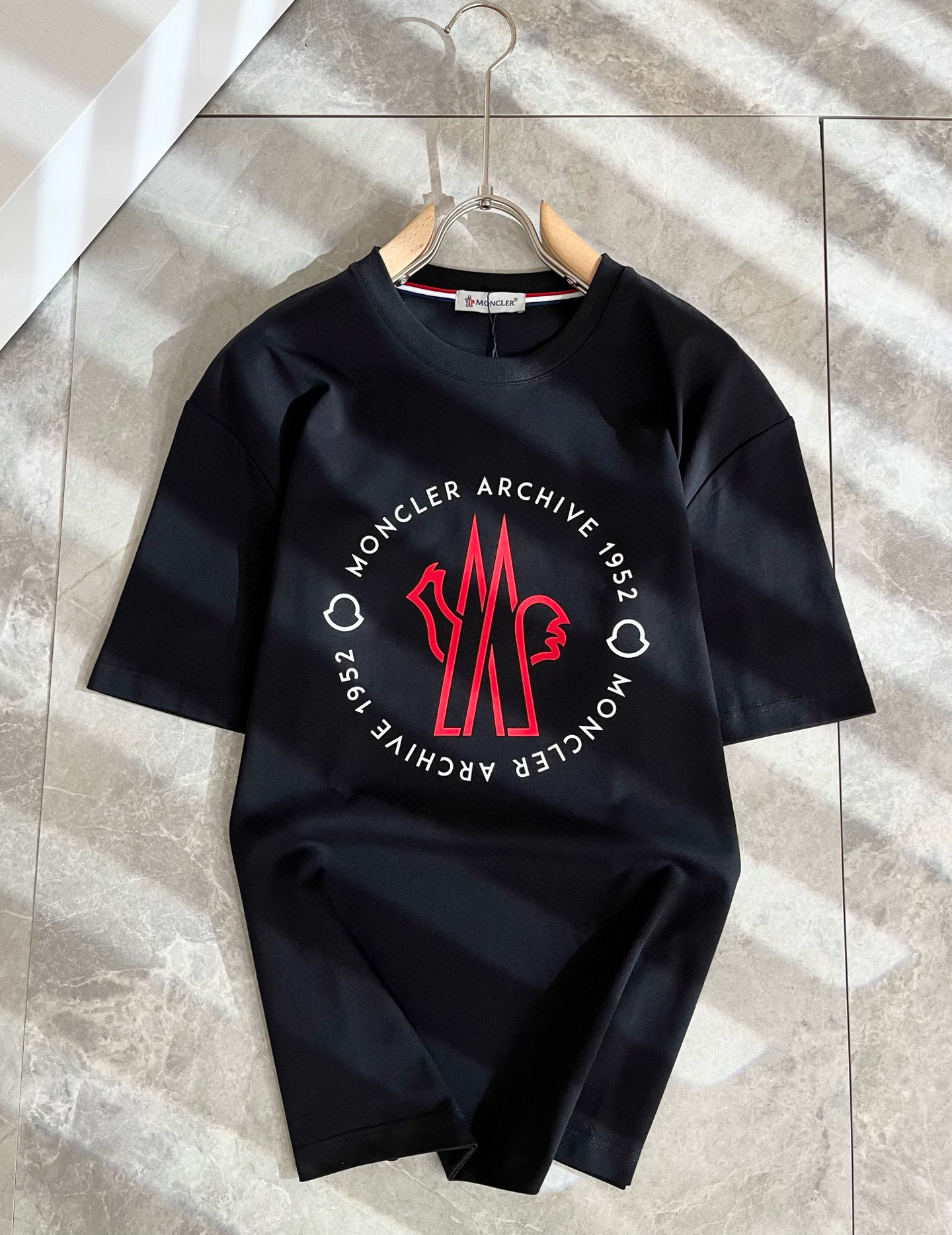   Moncler蒙家 2025春夏最新男女同款👫贸易订单短袖T恤，全品相！！网红款！采用logo图案压