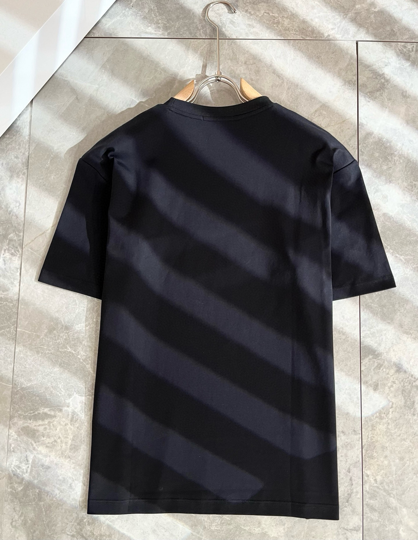   Moncler蒙家 2025春夏最新男女同款👫贸易订单短袖T恤，全品相！！网红款！采用logo图案压