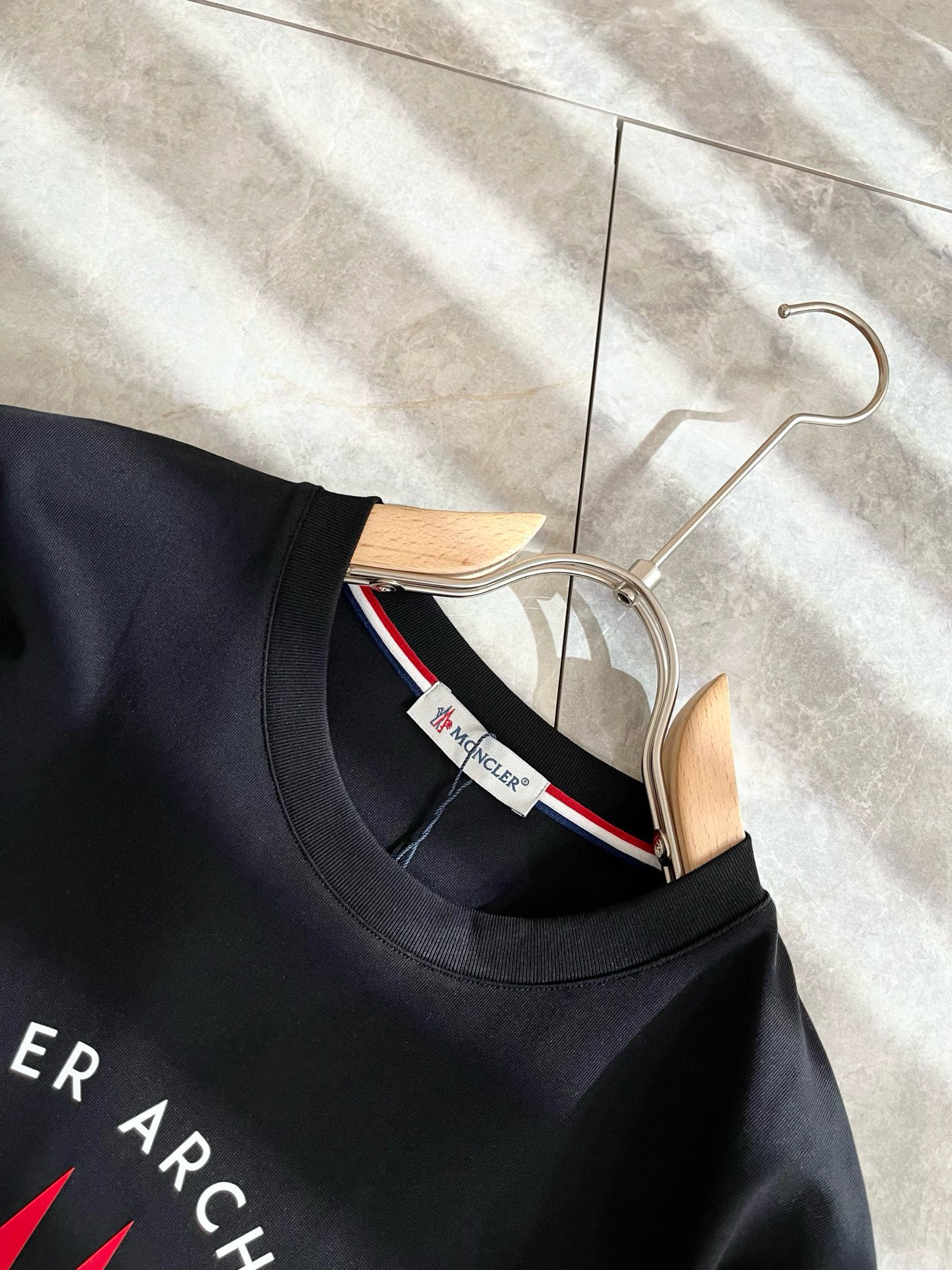   Moncler蒙家 2025春夏最新男女同款👫贸易订单短袖T恤，全品相！！网红款！采用logo图案压