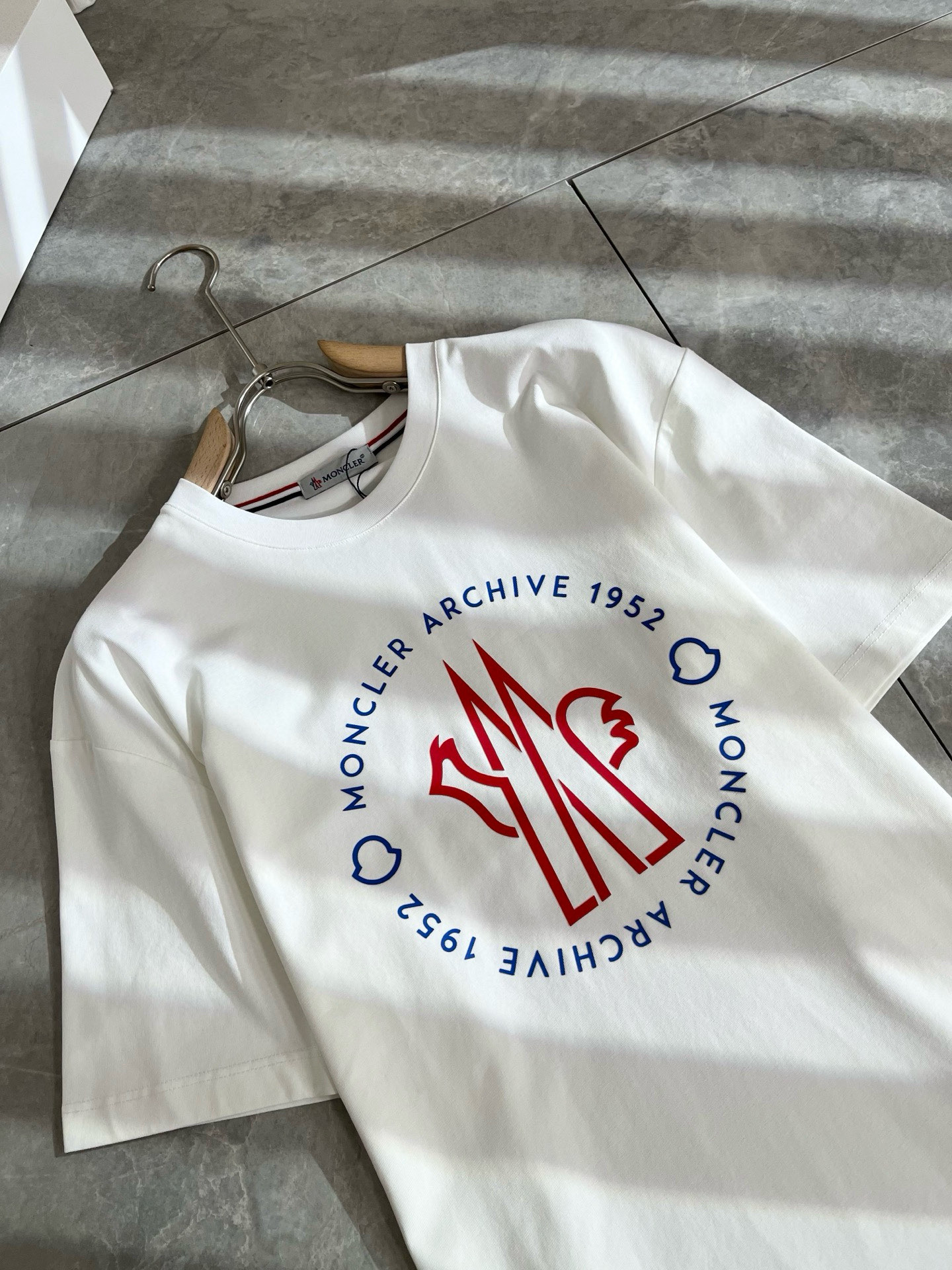   Moncler蒙家 2025春夏最新男女同款👫贸易订单短袖T恤，全品相！！网红款！采用logo图案压