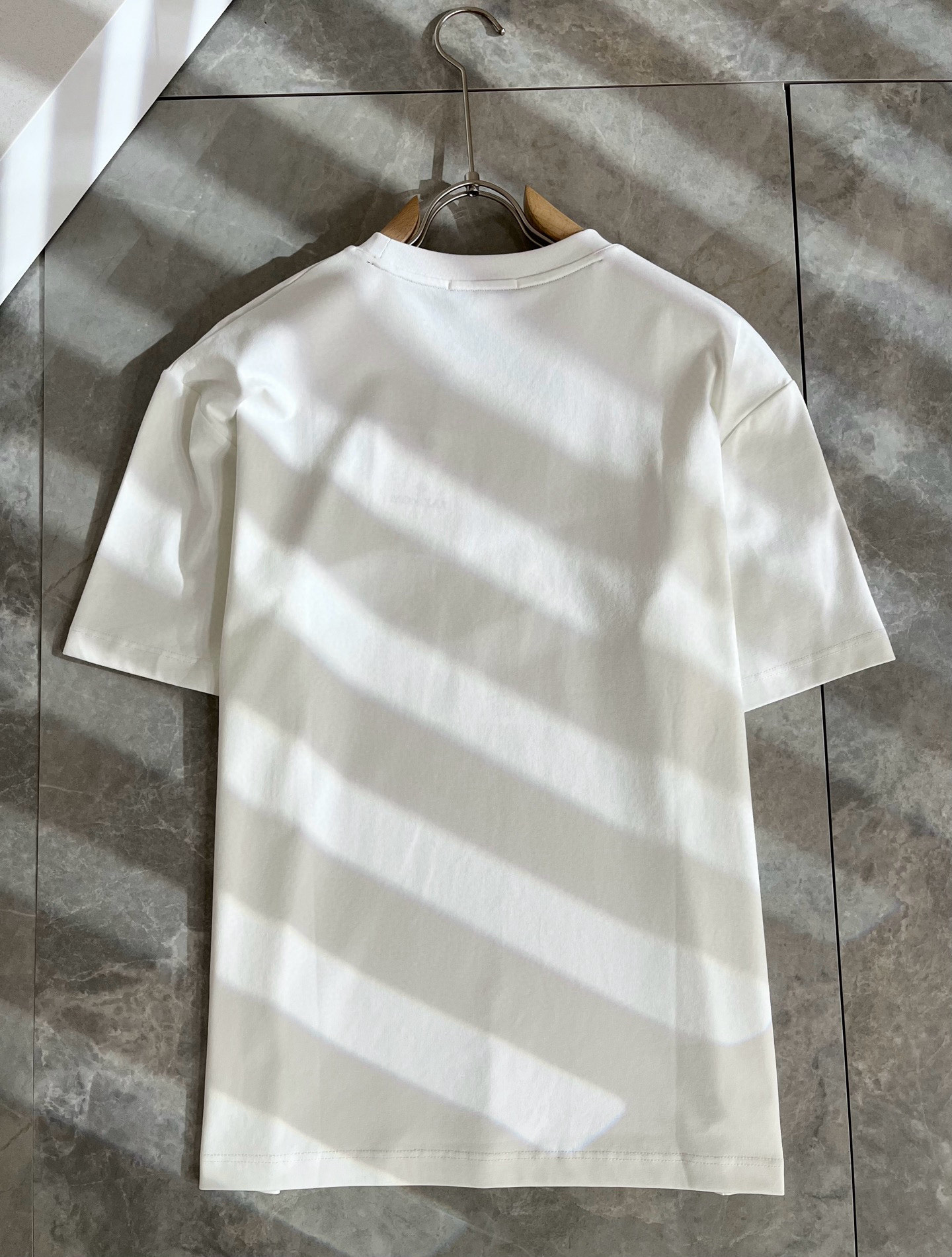   Moncler蒙家 2025春夏最新男女同款👫贸易订单短袖T恤，全品相！！网红款！采用logo图案压