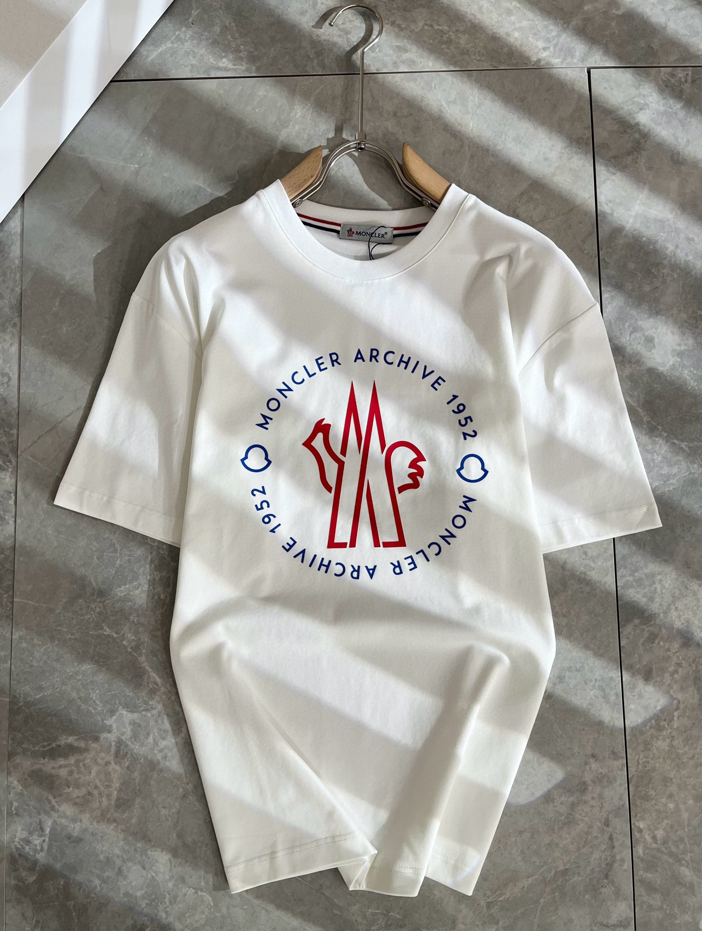   Moncler蒙家 2025春夏最新男女同款👫贸易订单短袖T恤，全品相！！网红款！采用logo图案压