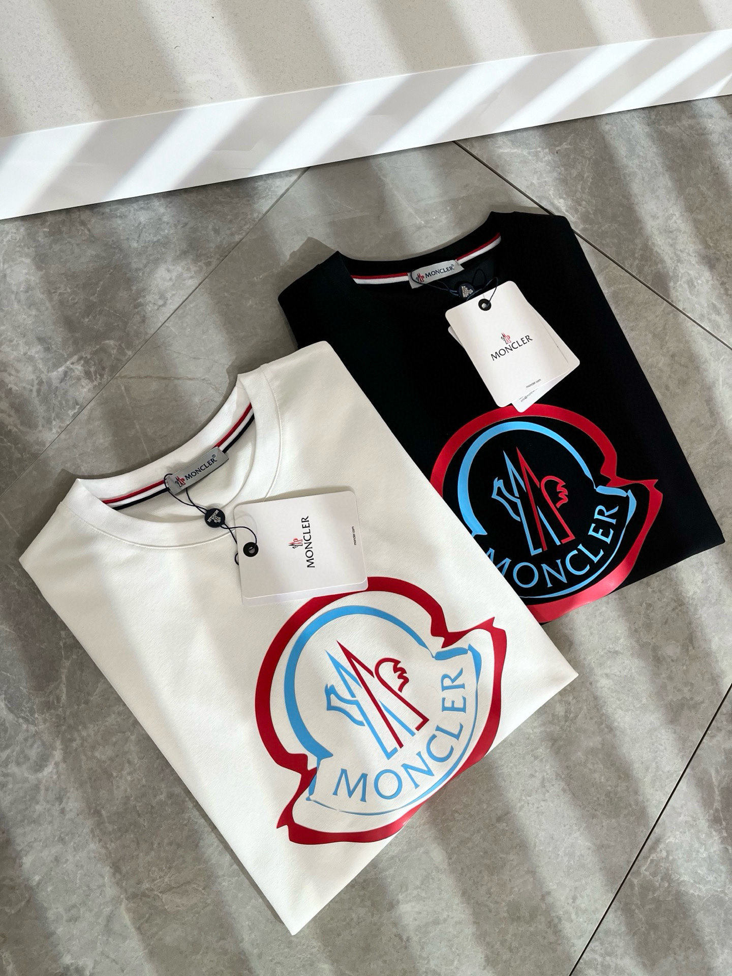   Moncler蒙家 2025春夏最新男女同款👫贸易订单短袖T恤，全品相！！网红款！采用logo图案压