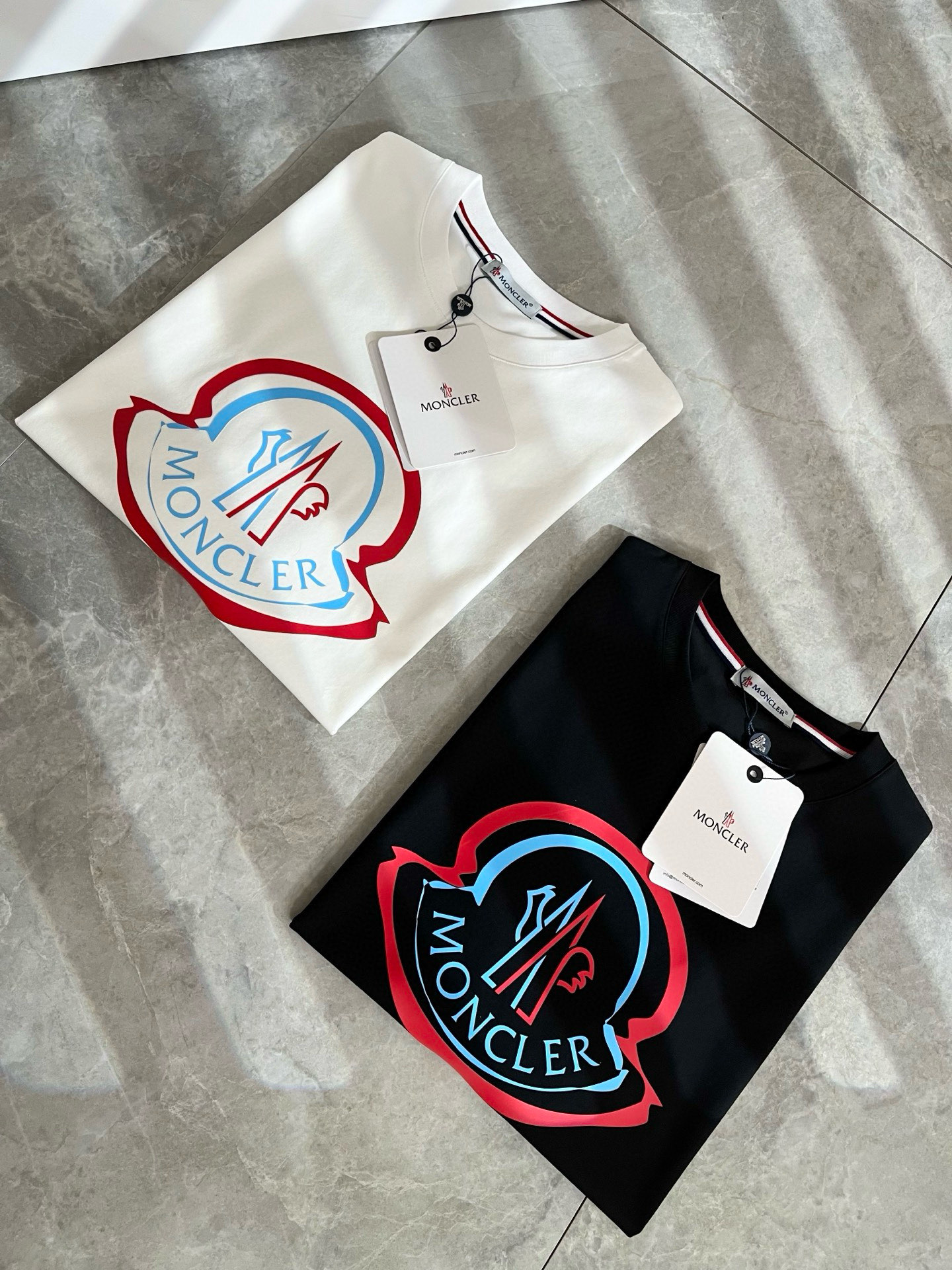   Moncler蒙家 2025春夏最新男女同款👫贸易订单短袖T恤，全品相！！网红款！采用logo图案压