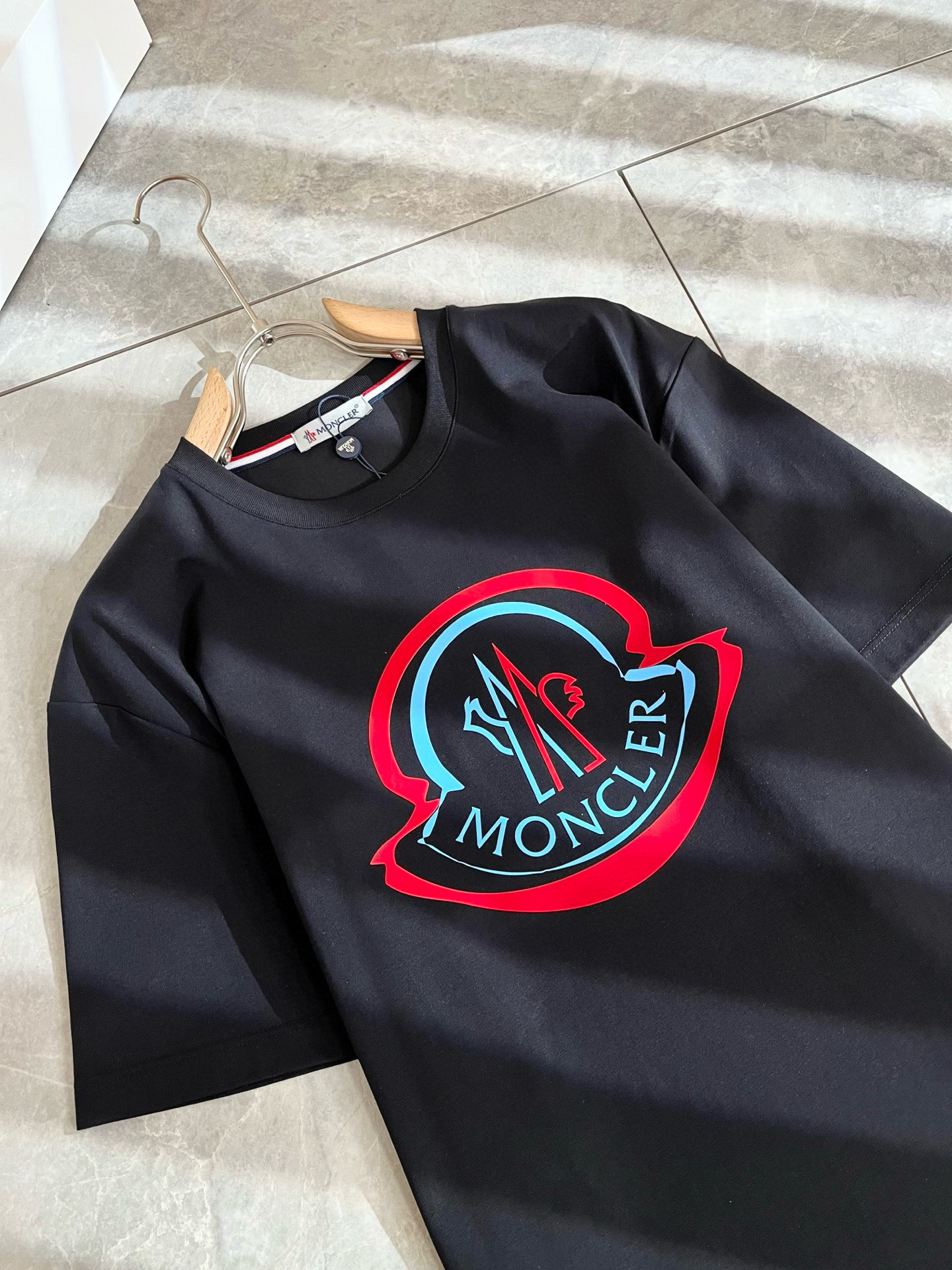   Moncler蒙家 2025春夏最新男女同款👫贸易订单短袖T恤，全品相！！网红款！采用logo图案压