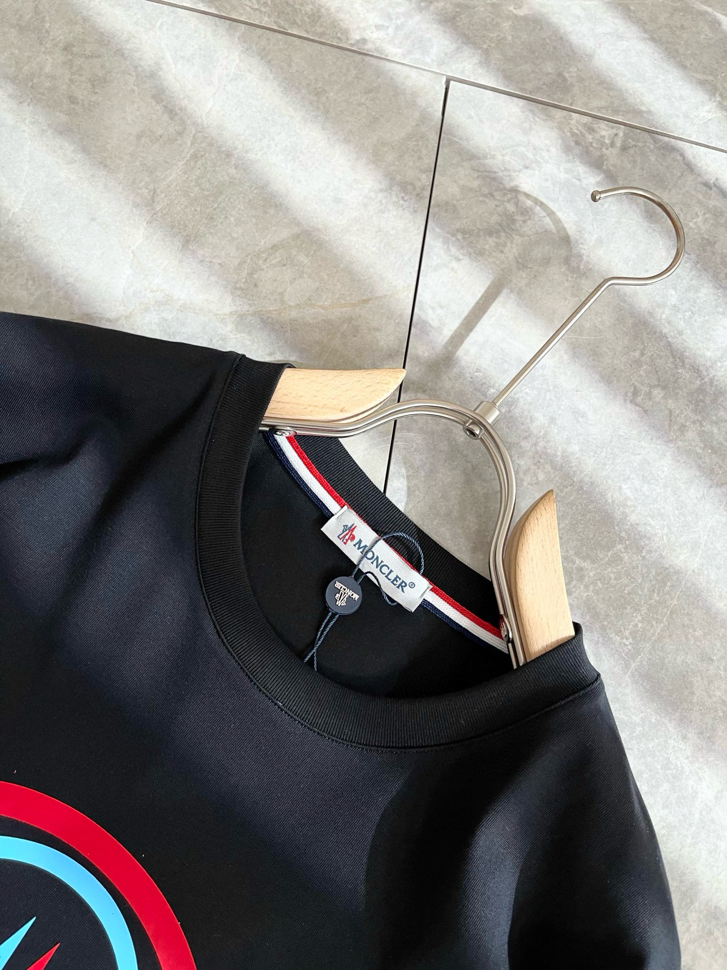   Moncler蒙家 2025春夏最新男女同款👫贸易订单短袖T恤，全品相！！网红款！采用logo图案压