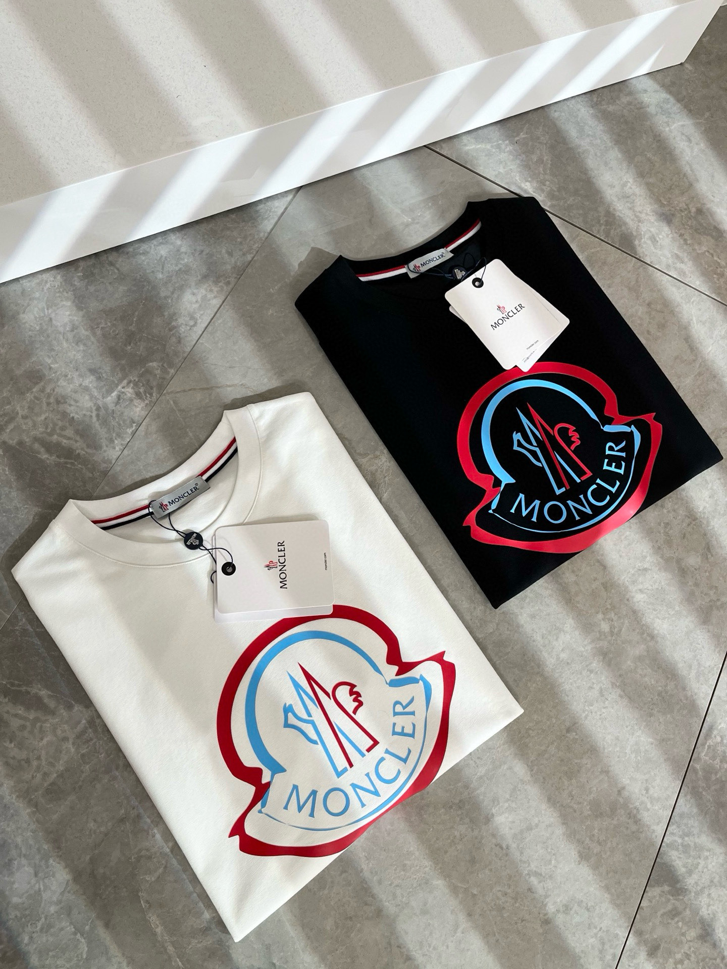   Moncler蒙家 2025春夏最新男女同款👫贸易订单短袖T恤，全品相！！网红款！采用logo图案压