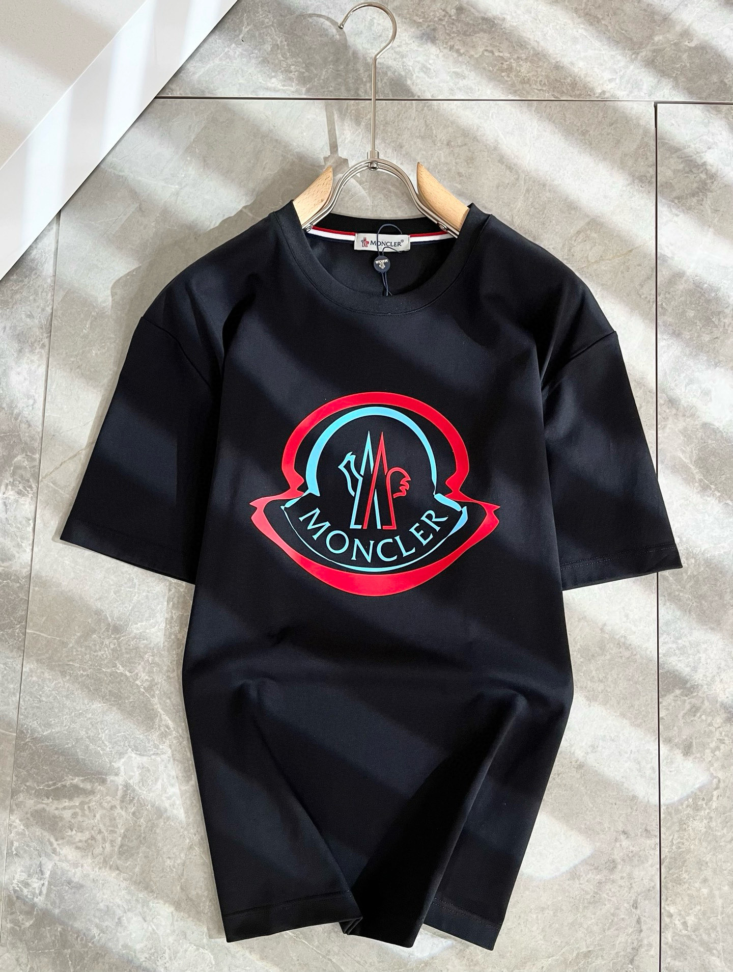   Moncler蒙家 2025春夏最新男女同款👫贸易订单短袖T恤，全品相！！网红款！采用logo图案压