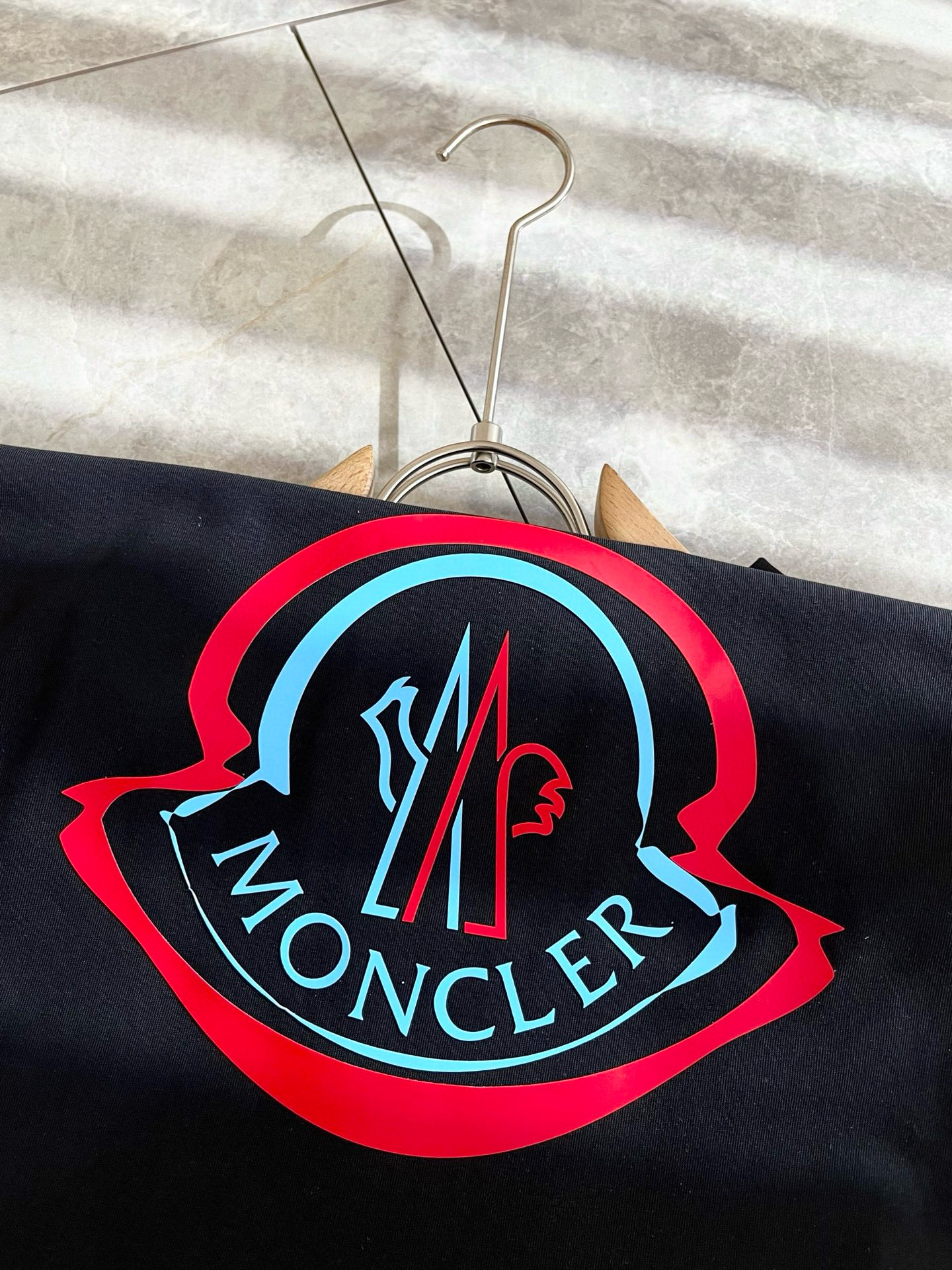   Moncler蒙家 2025春夏最新男女同款👫贸易订单短袖T恤，全品相！！网红款！采用logo图案压