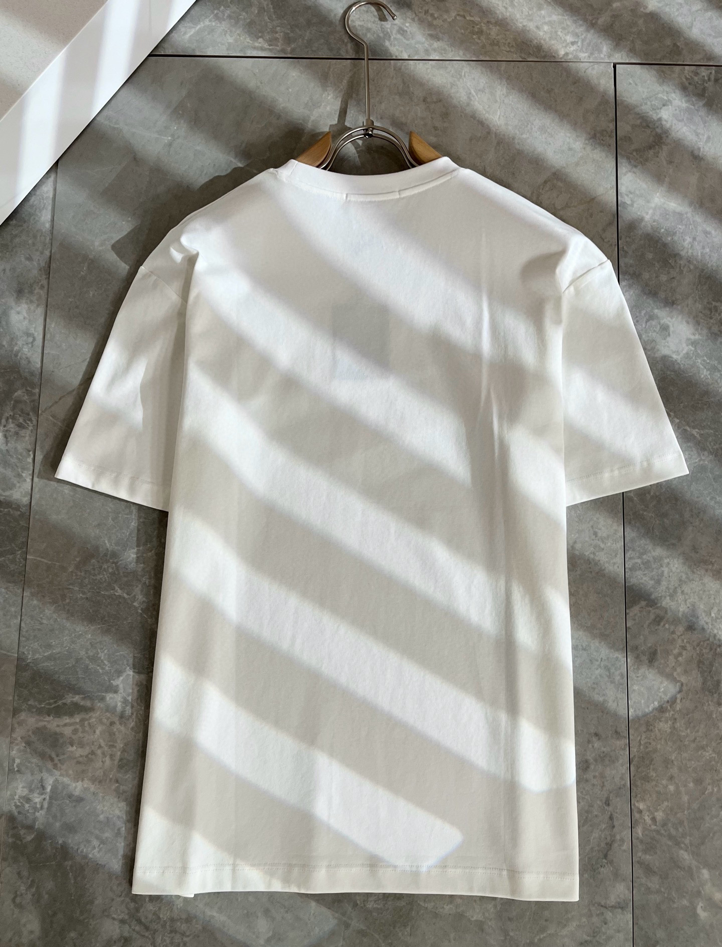   LouisVuitt*路易*登 2025春夏全新系列单品上线，非常时髦前卫的一款男女同款短袖T恤，标