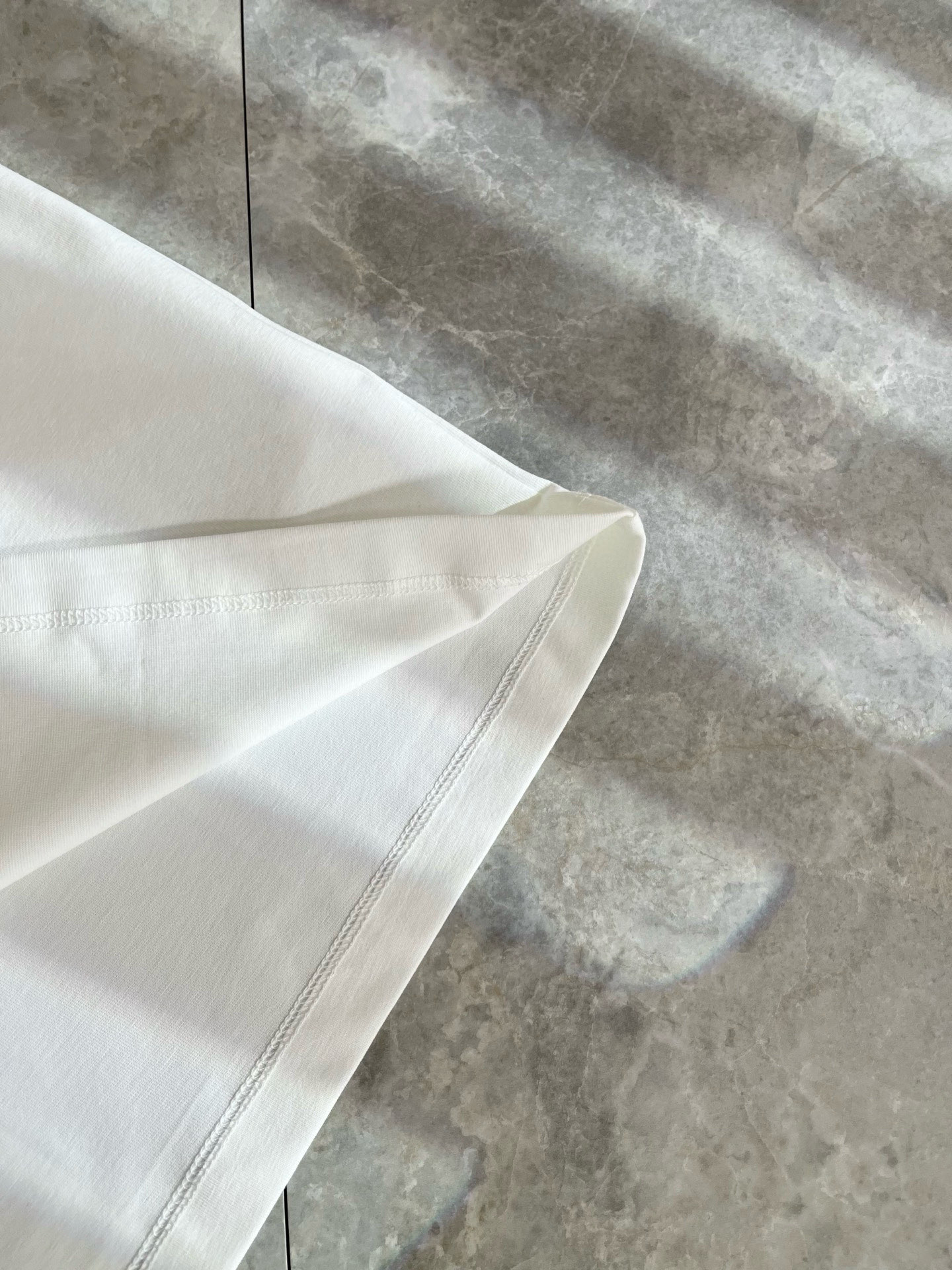   LouisVuitt*路易*登 2025春夏全新系列单品上线，非常时髦前卫的一款男女同款短袖T恤，标