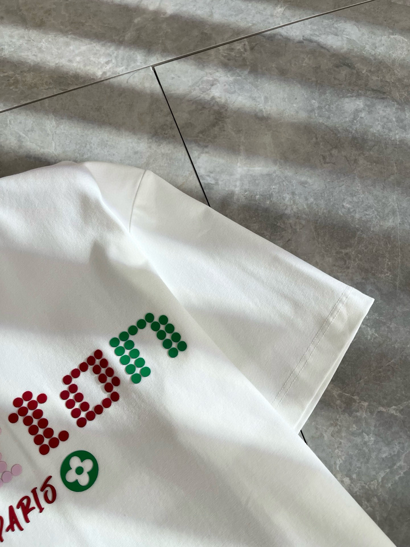   LouisVuitt*路易*登 2025春夏全新系列单品上线，非常时髦前卫的一款男女同款短袖T恤，标