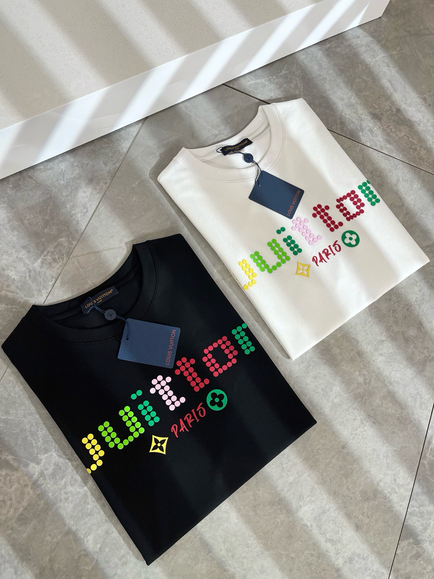   LouisVuitt*路易*登 2025春夏全新系列单品上线，非常时髦前卫的一款男女同款短袖T恤，标