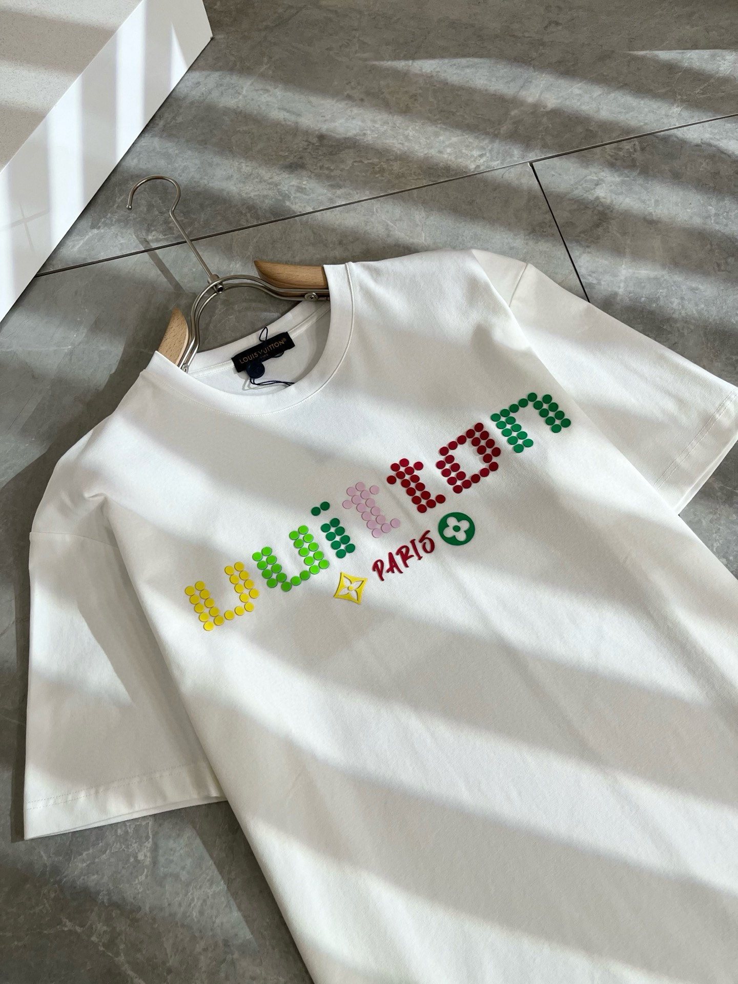   LouisVuitt*路易*登 2025春夏全新系列单品上线，非常时髦前卫的一款男女同款短袖T恤，标