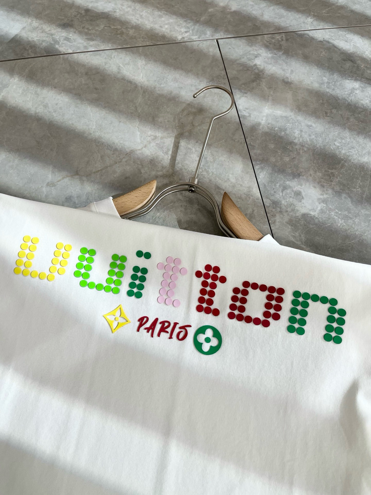   LouisVuitt*路易*登 2025春夏全新系列单品上线，非常时髦前卫的一款男女同款短袖T恤，标