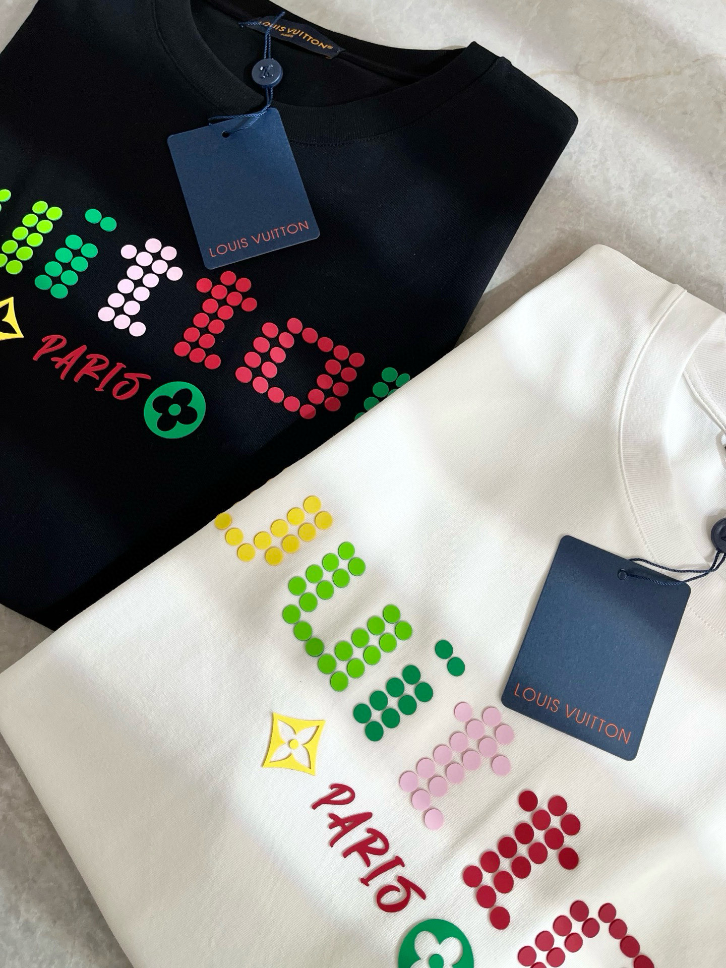   LouisVuitt*路易*登 2025春夏全新系列单品上线，非常时髦前卫的一款男女同款短袖T恤，标