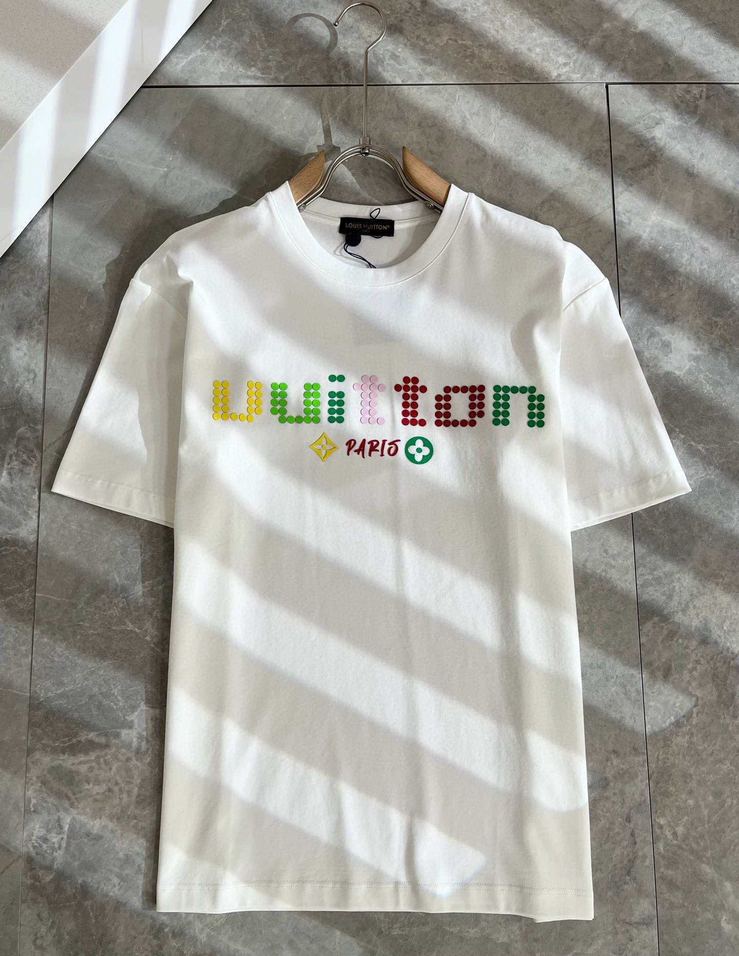   LouisVuitt*路易*登 2025春夏全新系列单品上线，非常时髦前卫的一款男女同款短袖T恤，标