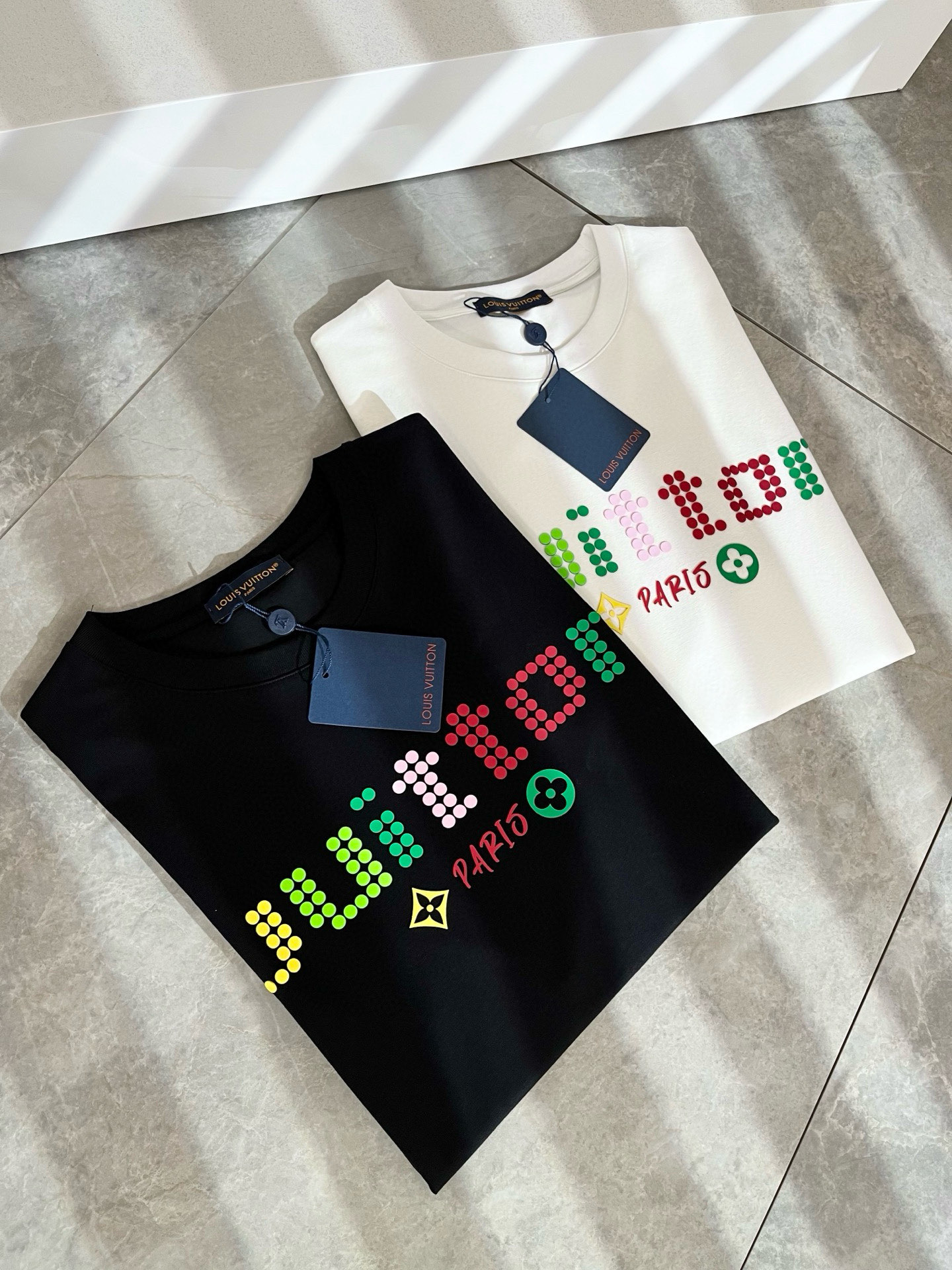   LouisVuitt*路易*登 2025春夏全新系列单品上线，非常时髦前卫的一款男女同款短袖T恤，标