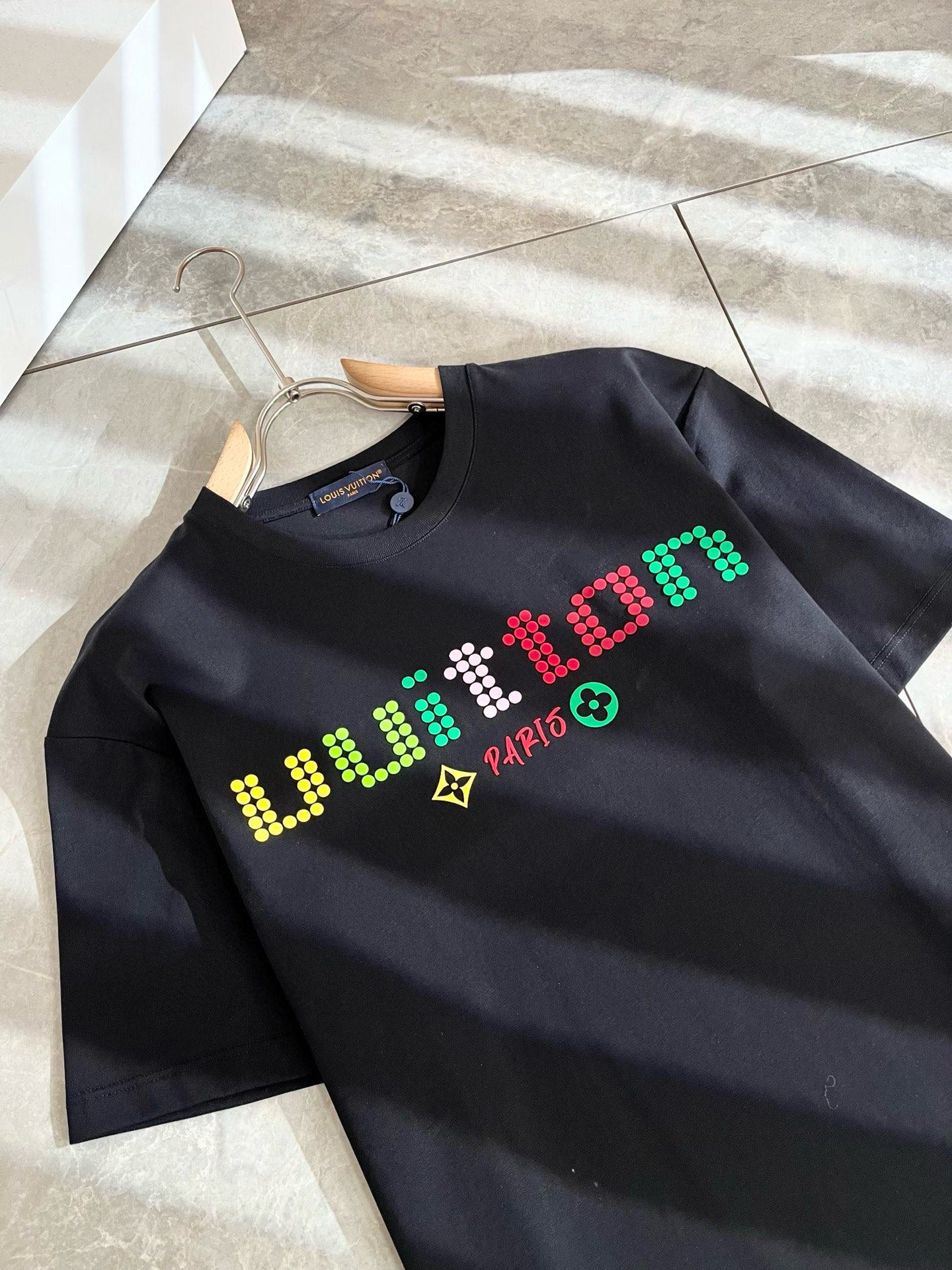   LouisVuitt*路易*登 2025春夏全新系列单品上线，非常时髦前卫的一款男女同款短袖T恤，标